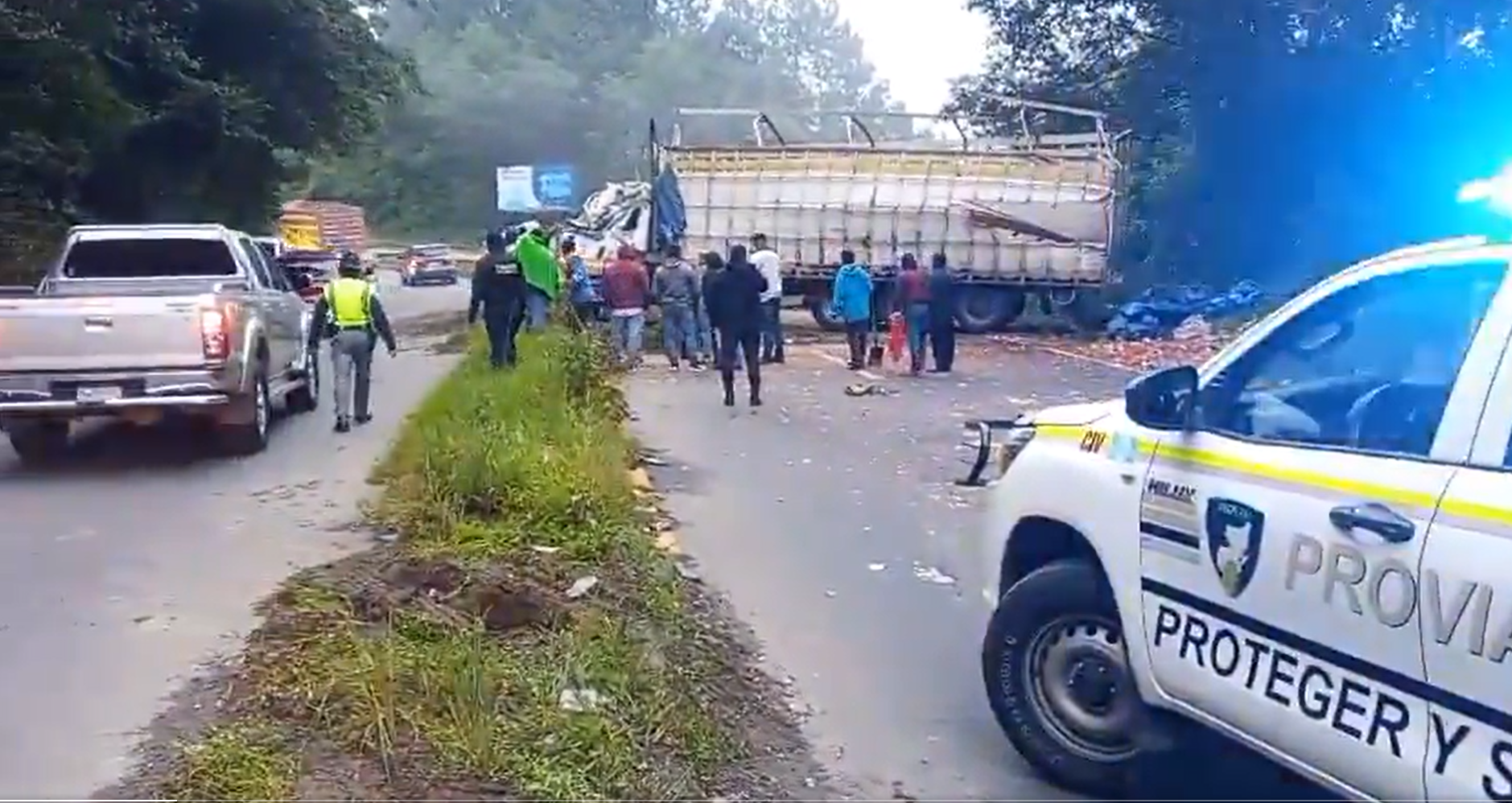 Un camión se accidentó en el km 107 de la ruta Interamericana, Chupol, Chichicastenango, Quiché. (Foto Prensa Libre: Provial)