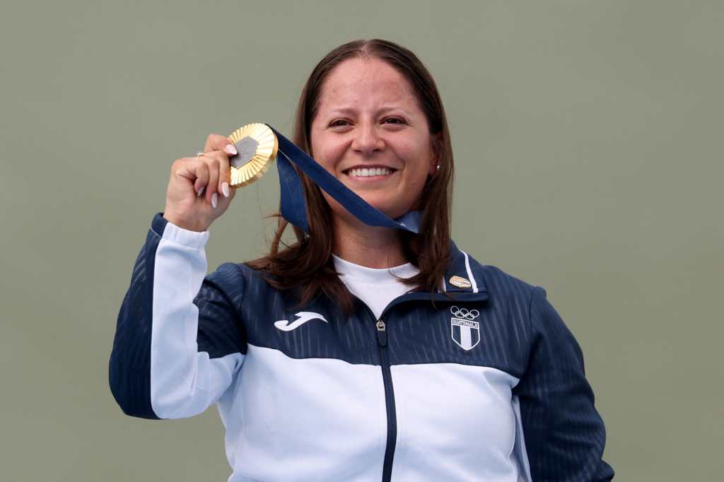 Adriana Ruano Oliva, medallista de oro de Guatemala, posa en el podio de la final femenina de tiro al plato durante los Juegos Olímpicos de París 2024 .