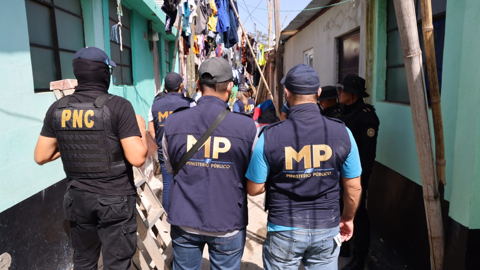 Agentes de la PNC y peritos del MP efectúan diligencias en la zona 3 capitalina. (Foto Prensa Libre: MP)