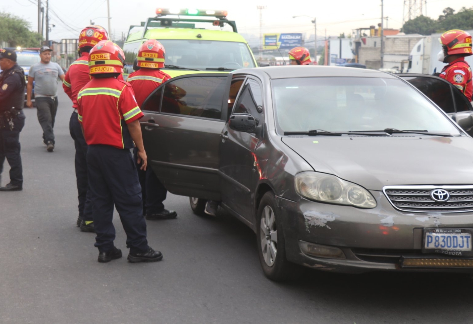 El pasado 14 de agosto, dos presuntos sicarios asesinaron a una menor de 14 años en zona 17, quien se encontraba dentro de un vehículo. (Foto Prensa Libre: X/@bomberosmuni)