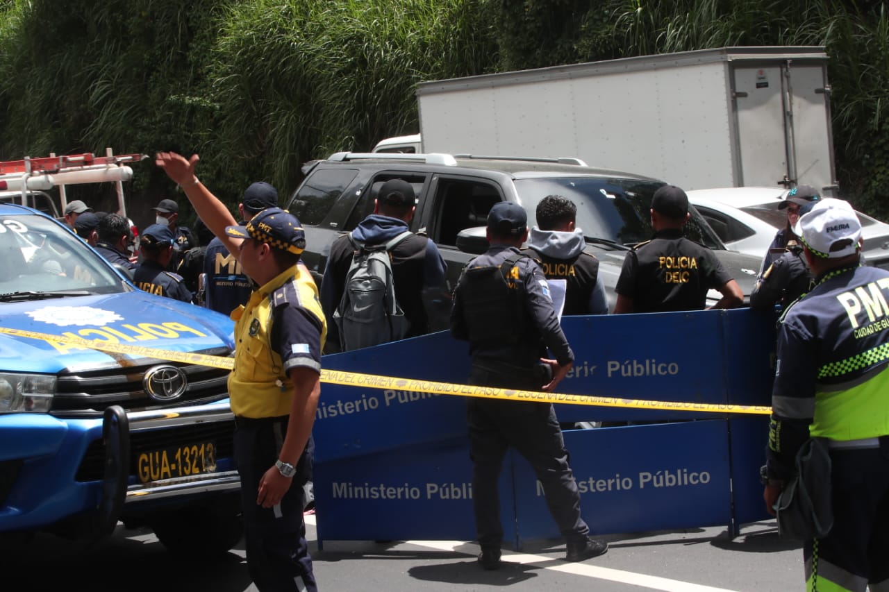 Un vehículo fue baleado cerca del trébol de Vista Hermosa el martes 12 de agosto. (Foto Prensa Libre: B. Baiza)