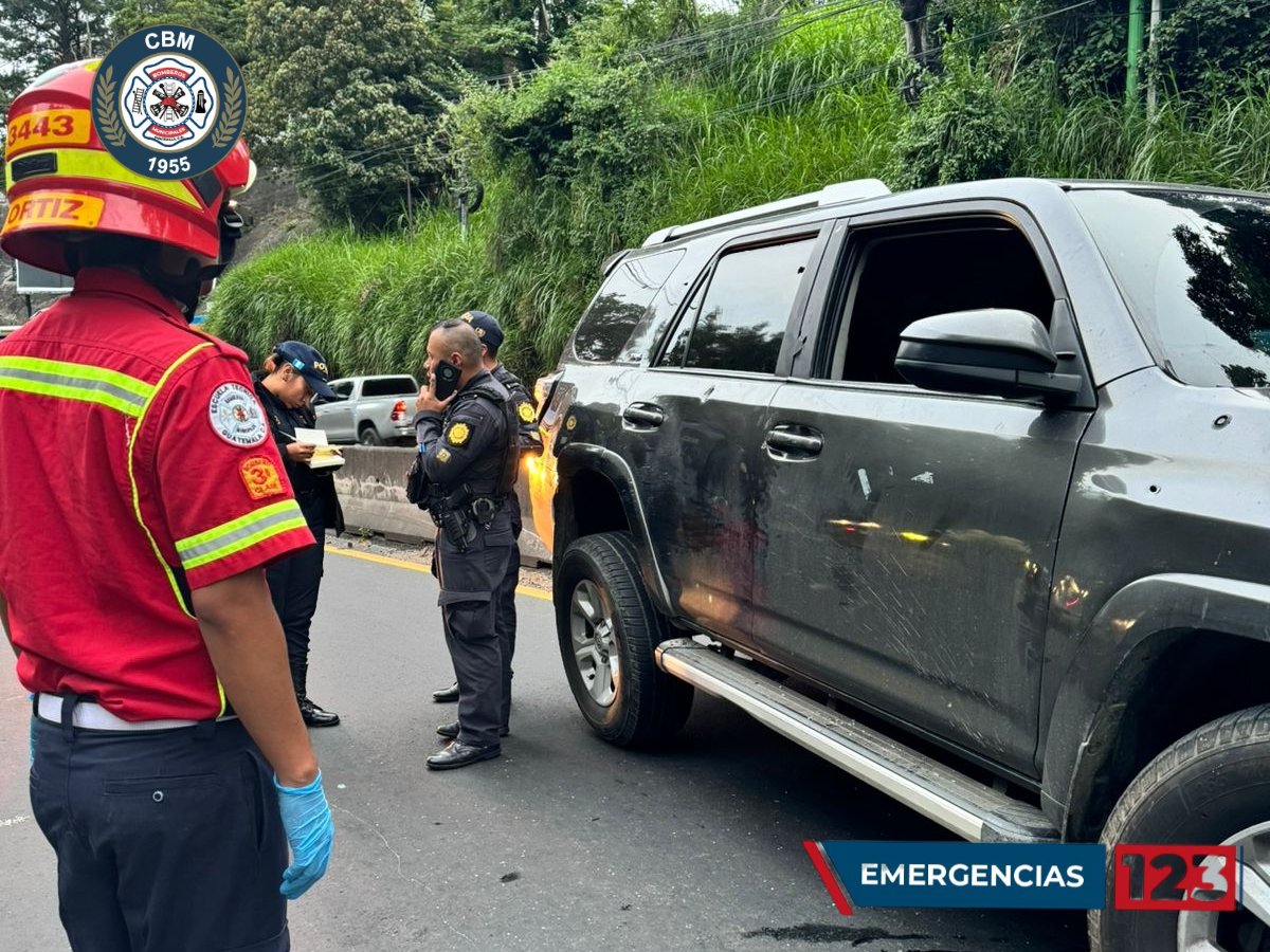 Los ocupantes de un vehículo fueron baleados en la zona 15 capitalina. (Foto Prensa Libre: Bomberos Municipales)