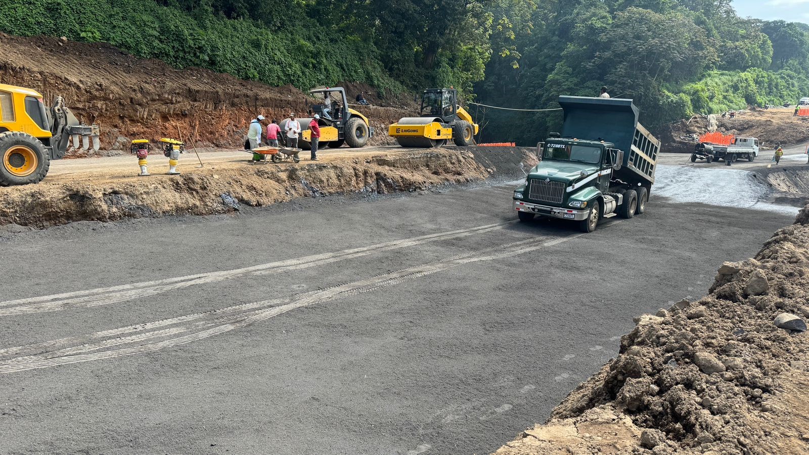 El Ministerio de Comunicaciones  informó acerca de trabajos de rehabilitación en el kilómetro 44 de la Autopista Palín - Escuintla y ofreció abrir parcialmente la vía este fin de semana. (Foto, Prensa Libre: Enrique Paredes).