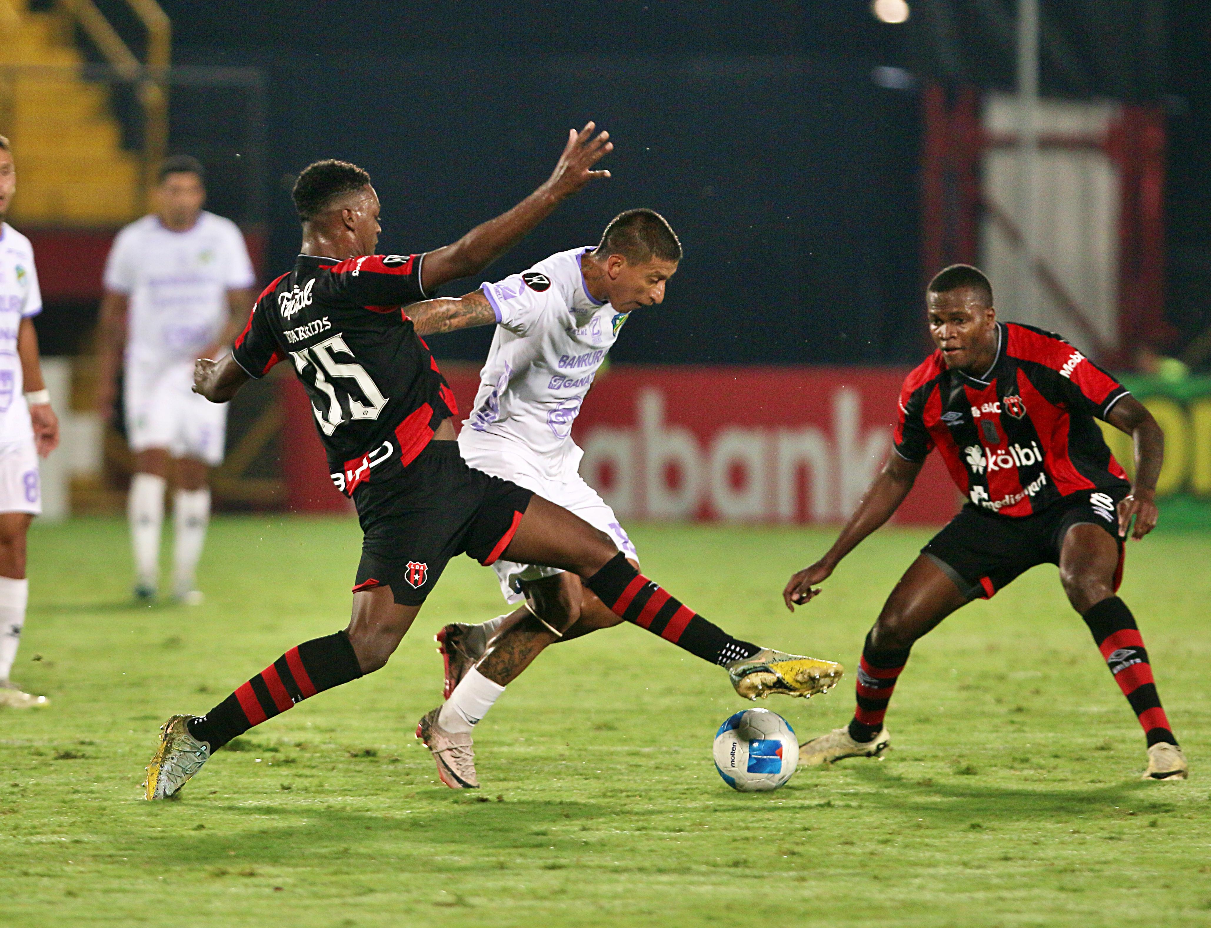 Stheven Robles de Comunicaciones lucha por el balón contra Rashir Parkins del Alajuelense.