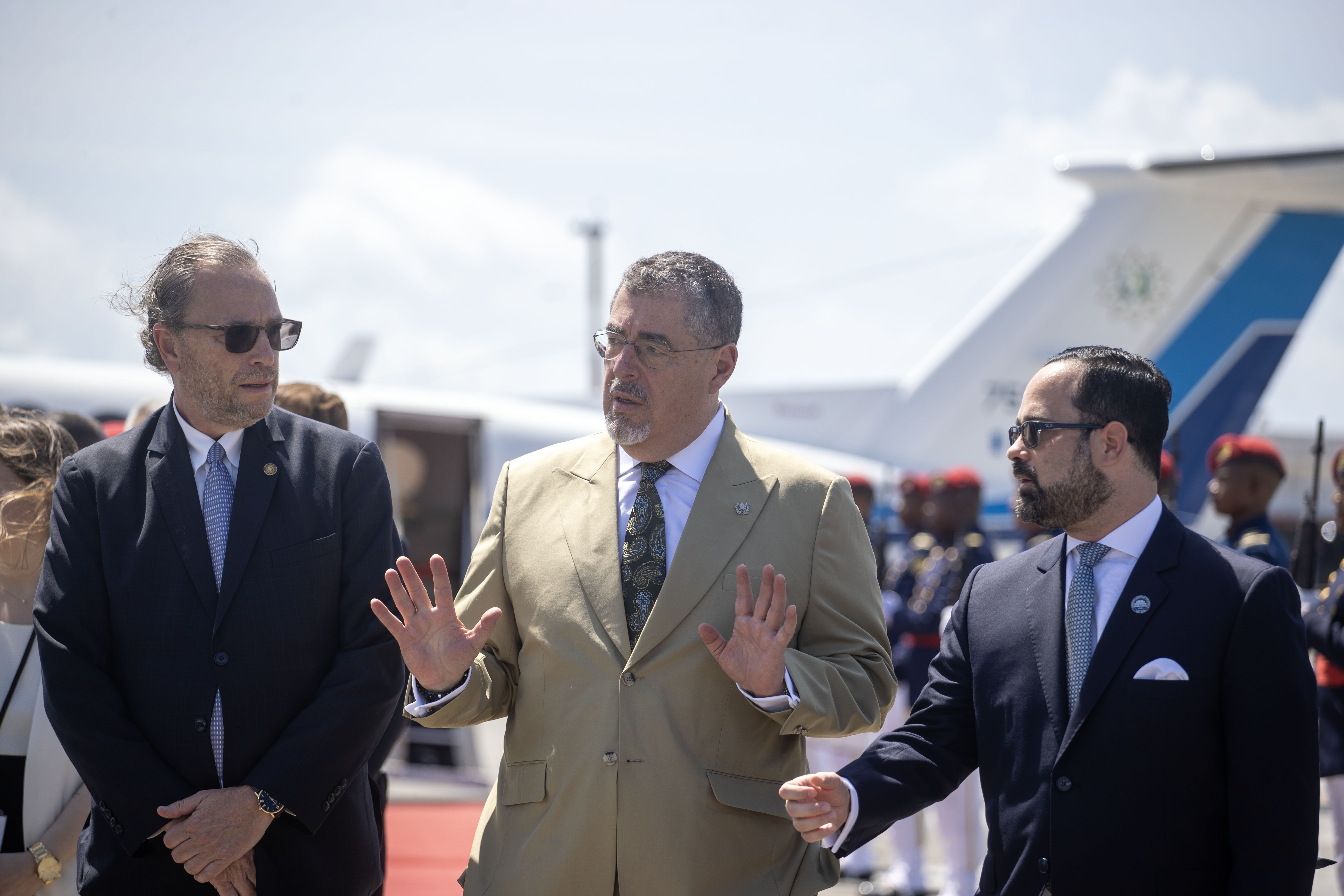 AME501. SANTO DOMINGO (REPÚBLICA DOMINICANA), 15/08/2024.- El Presidente de Guatemala Bernardo Arevalo (c), llega al aeropuerto La Américas con motivo de la investidura de Luis Abinader para un segundo mandato, este jueves en Santo Domingo (República Dominicana). EFE/ Erika Santelices