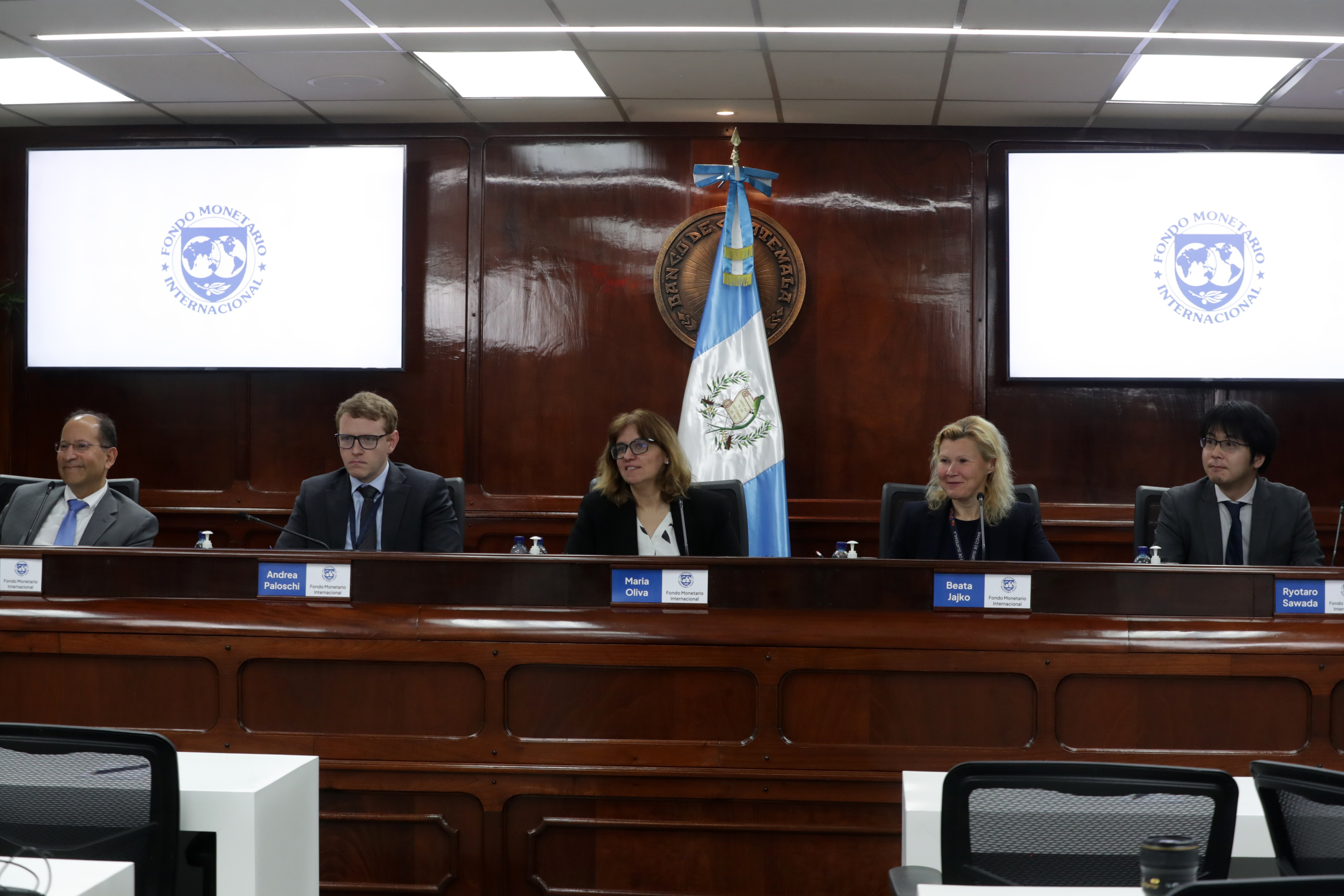 Integrantes del Fondo Monetario Internacional (FMI) brindaron una conferencia de prensa al concluir el artículo IV a Guatemala. Declaraciones brindadas por María Oliva - representante del Fondo Monetario Internacional (FMI) para Guatemala. 
En imagen de izquierda a derecha, Gerardo Peraza, Andrea Paloschi, María Oliva, Beata Jajko y Ryotaro Sawada. 

Fotografía Prensa Libre: María Reneé Barrientos Gaytan. 23-05-2024.