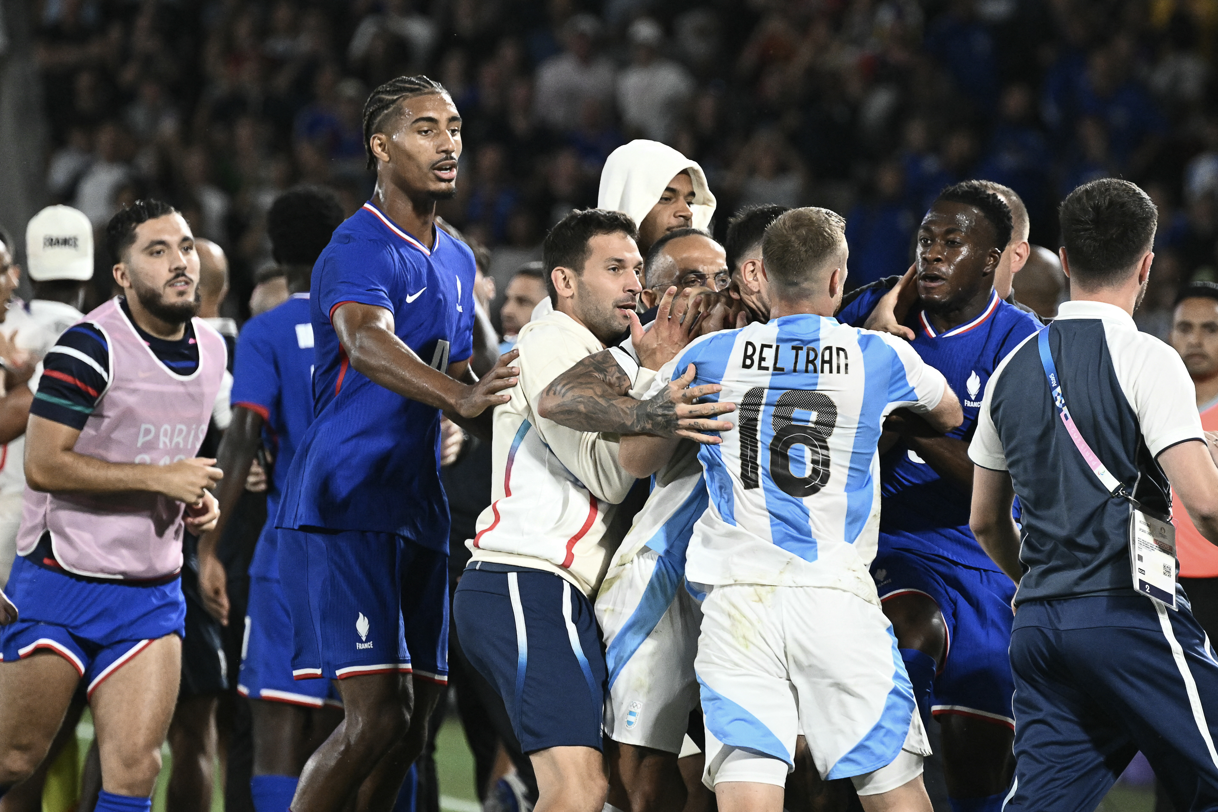 France and Argentina teams react at the end of the match after France won the men's quarter-final football match between France and Argentina during the Paris 2024 Olympic Games at the Bordeaux Stadium in Bordeaux on August 2, 2024. (Photo by Philippe LOPEZ / AFP)