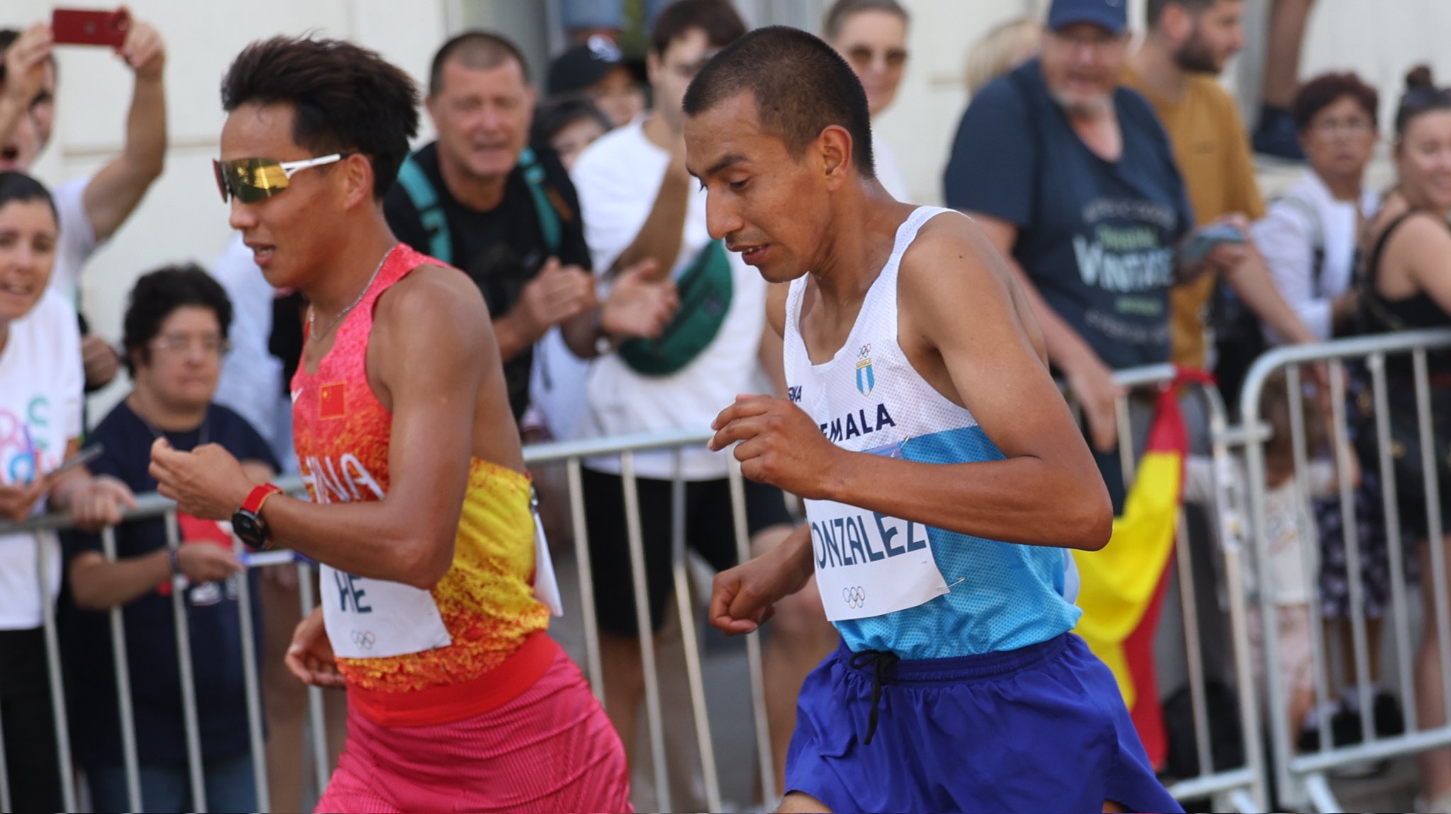 Alberto González terminó la prueba de maratón en París.