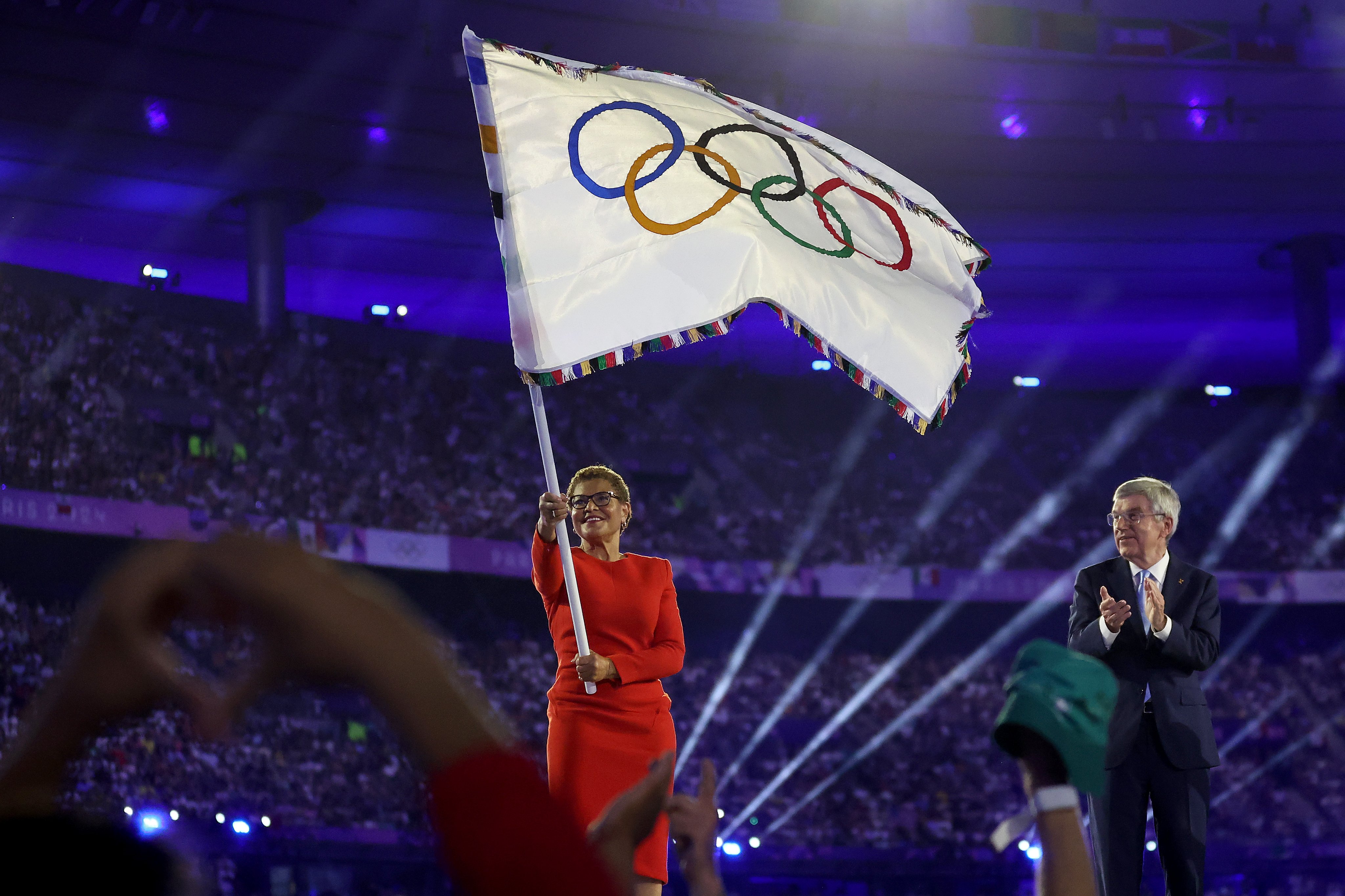 De París a Los Ángeles. Entrega oficial de la bandera olímpica.