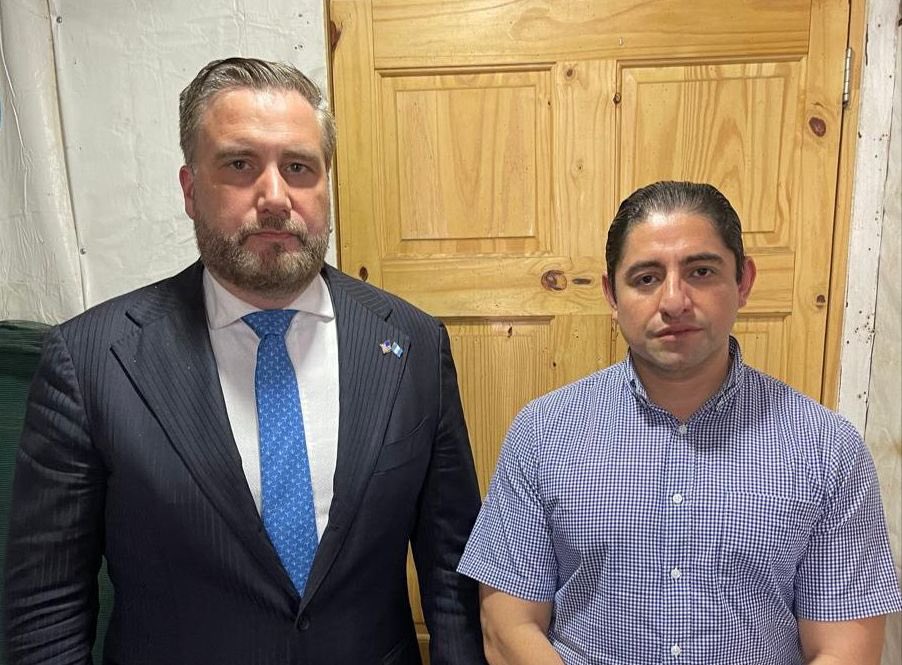 El embajador de EE. UU. en Guatemala, Tobin Bradley, visitó este 28 de agosto a Stuardo Campo, exfiscal anticorrupción. (Foto Prensa Libre: Embajada de Estados Unidos en Guatemala)