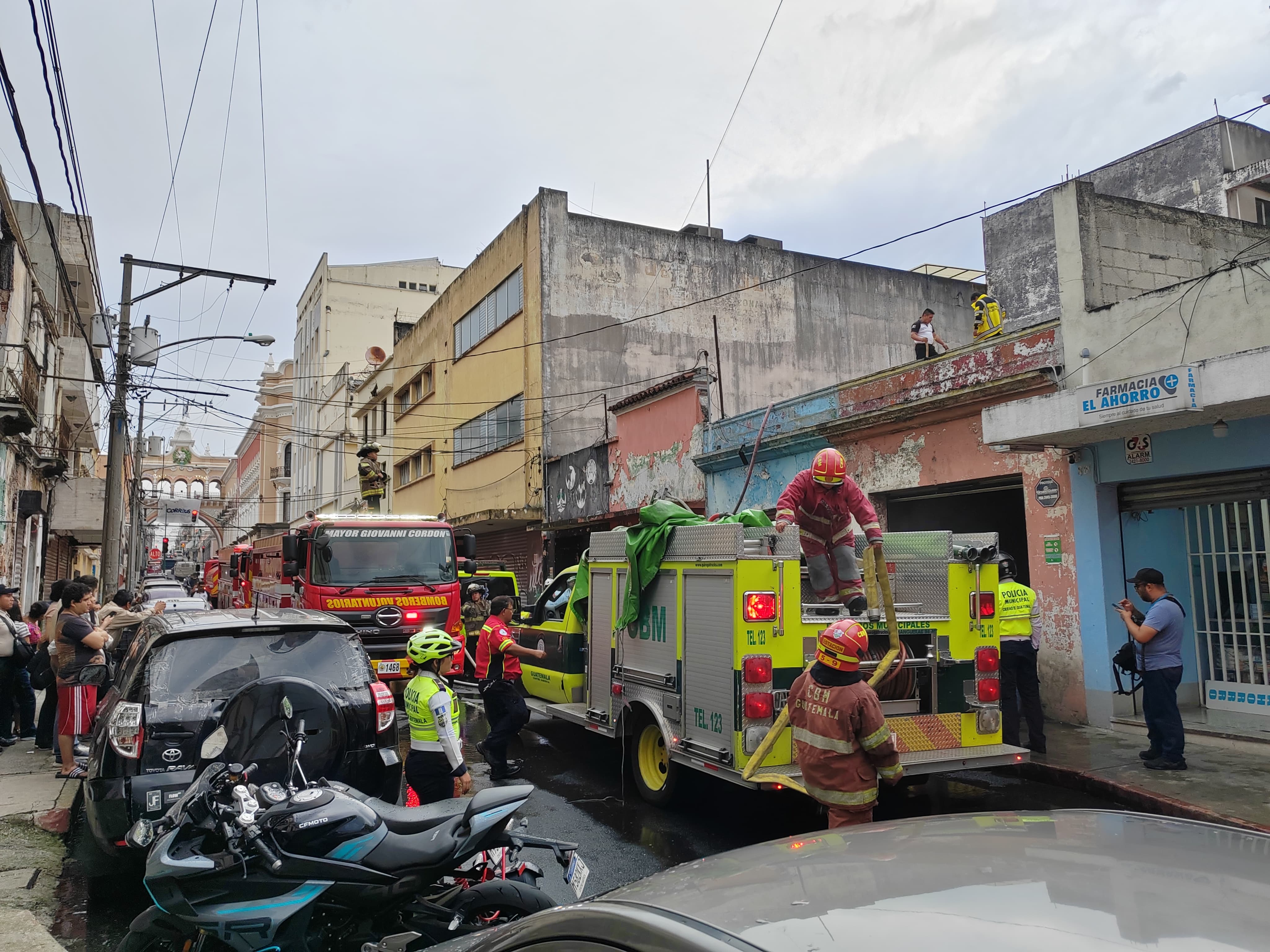 Socorristas combaten incendio en la zona 1 capitalina. (Foto Prensa Libre: M. R. Barrientos)