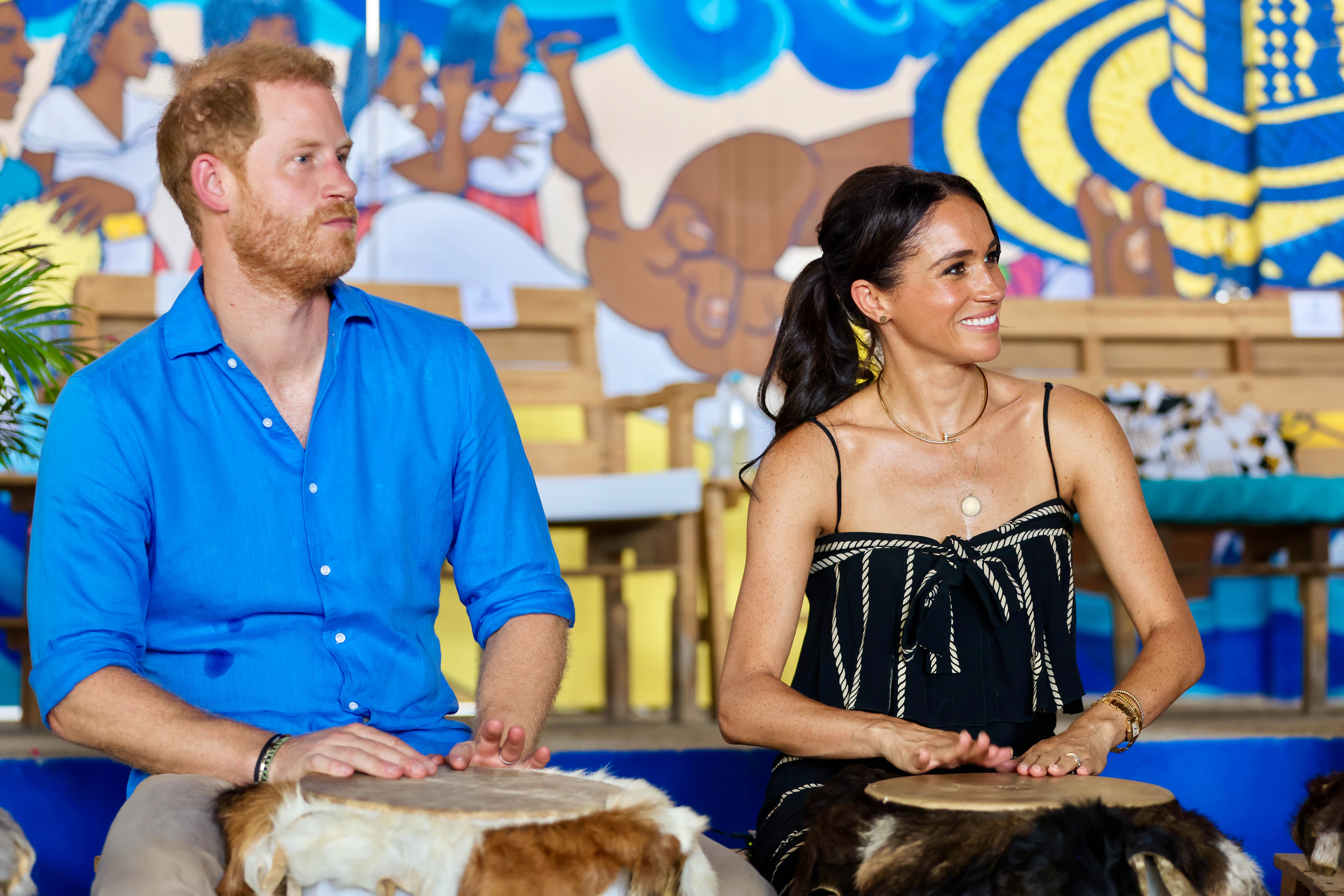 Los duques de Sussex, el príncipe Harry y Meghan, durante una visita a la Escuela de Tambores, el pasado sábado en Cartagena (Colombia). (Foto Prensa Libre EFE/ Vicepresidencia De Colombia) 