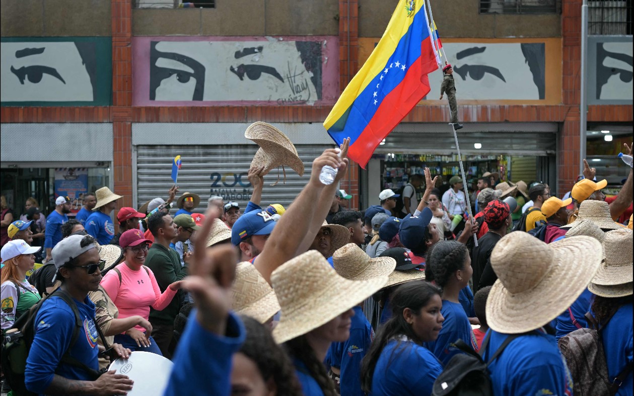 Simpatizantes de Maduro marchan en Caracas. (Foto Prensa Libre: AFP)