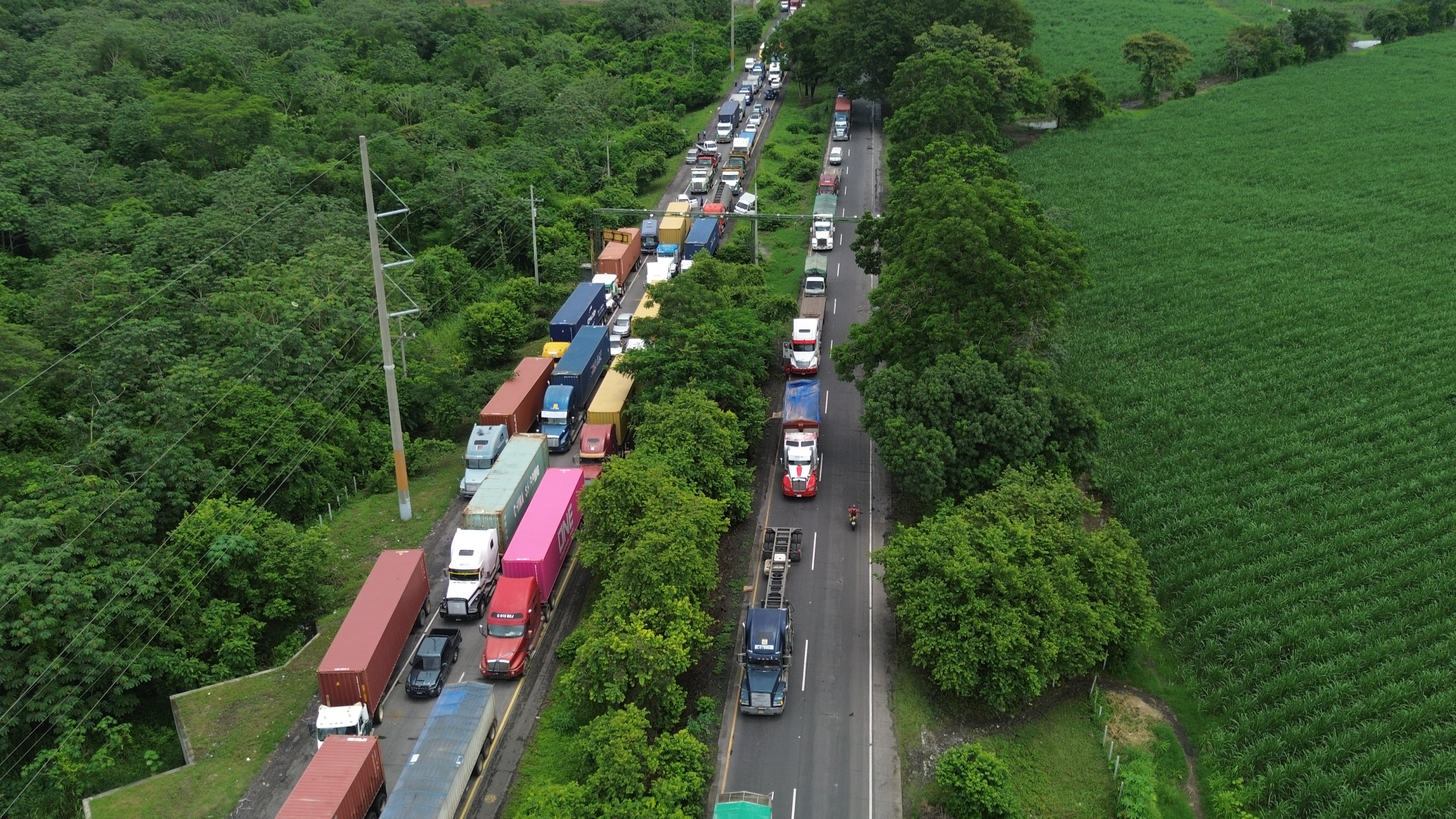 KilÃ³metro 70 de ruta nacional 14 se presentan las primeras filas de vehÃ­culos esperando el paso, segun personal de PROVIAL funciona quÃ© cada 5 minutos dan el derecho de vÃ­a a cada carril para poder transitar teniendo siempre la precauciÃ³n al pasar por el sector.En el kilÃ³metro 83.5 de SacatepÃ©quez a Escuintla, se registra un Socavamiento y se presentan complicaciones viales a un costado de la carreteraCarretera de Puerto Quetzal con alto trÃ¡nsito vehÃ­cular, debido a una manifestaciÃ³n en un predio ubicado en el KilÃ³metro 97.5 quÃ© tiene bloqueado los 2 carriles.Prensa Libre, Emilio Chang, 29/06/2024