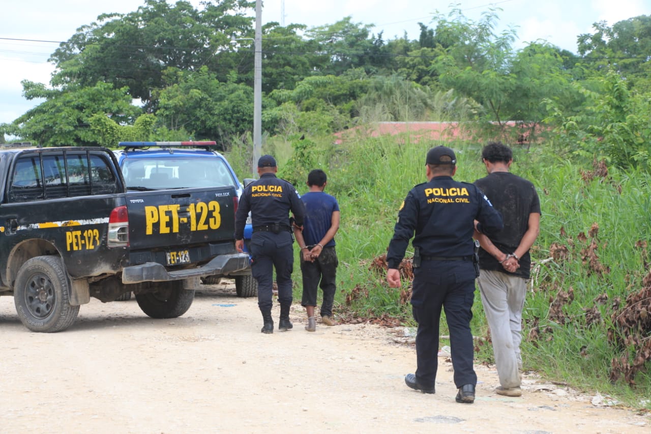 Sujetos intentaron darse a la fuga al ser interceptados por agentes policiales, quienes los perseguían por presuntamente robar el vehículo que conducían. Los dos hombres, uno de ellos de nacionalidad hondureña, chocaron contra un árbol y volcaron el vehículo. (Foto Prensa Libre: PNC). 