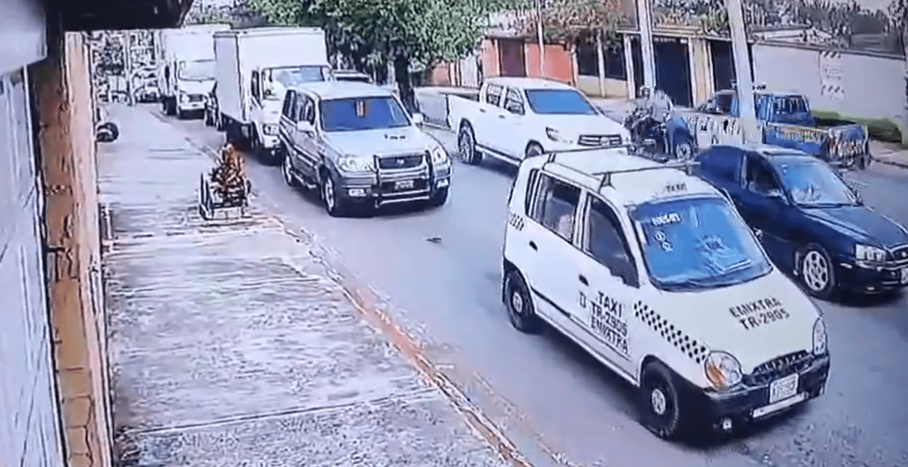 Una persecución en la zona 7 terminó con la captura de dos presuntos sicarios. (Foto Prensa Libre: PNC)