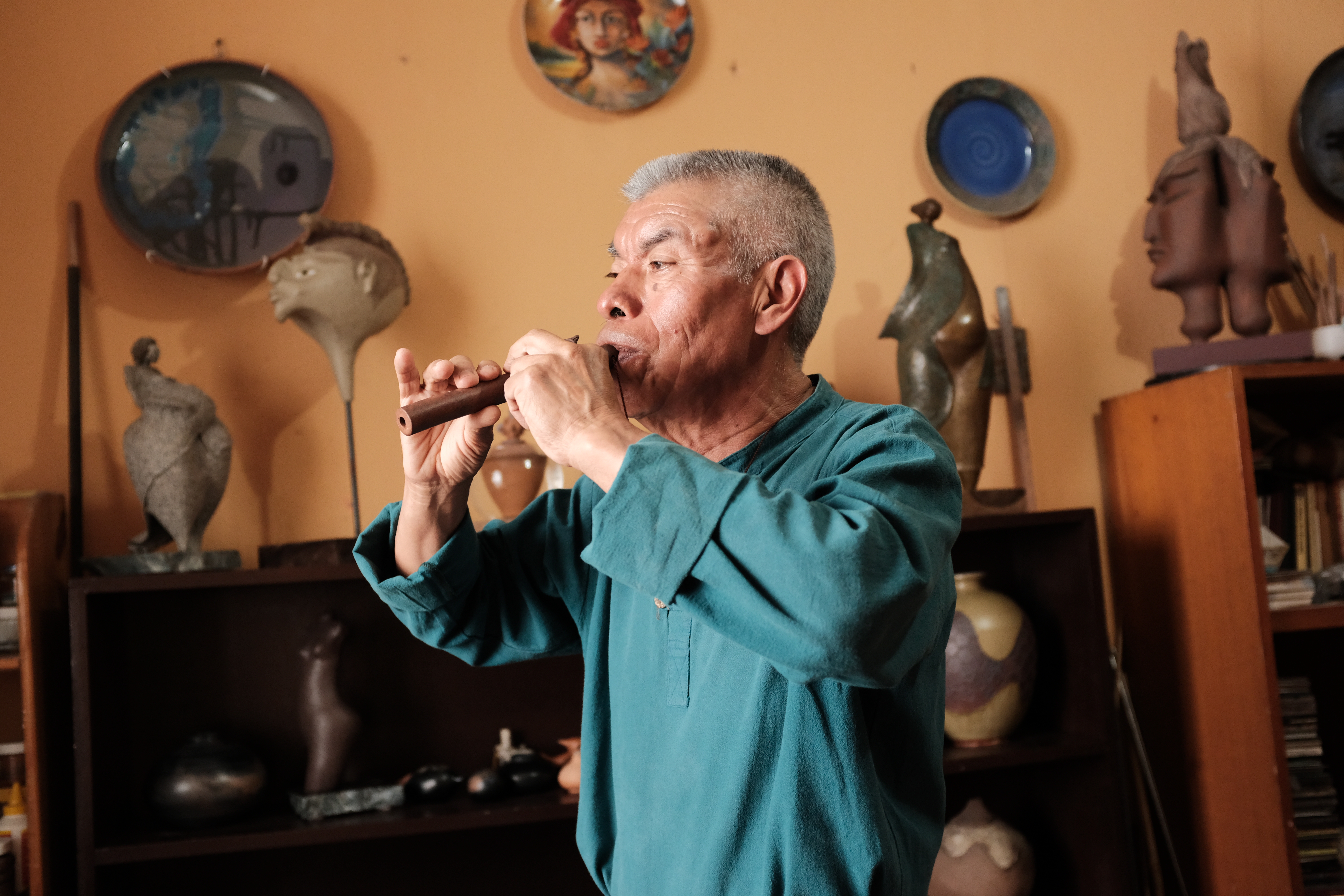 Carlos Chaclán: El artista que le da sonido a la tierra con instrumentos prehispánicos