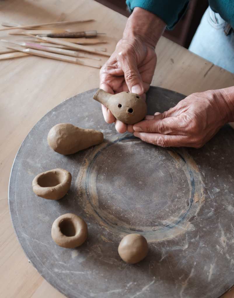 Carlos Chaclán: El artista que le da sonido a la tierra con instrumentos prehispánicos