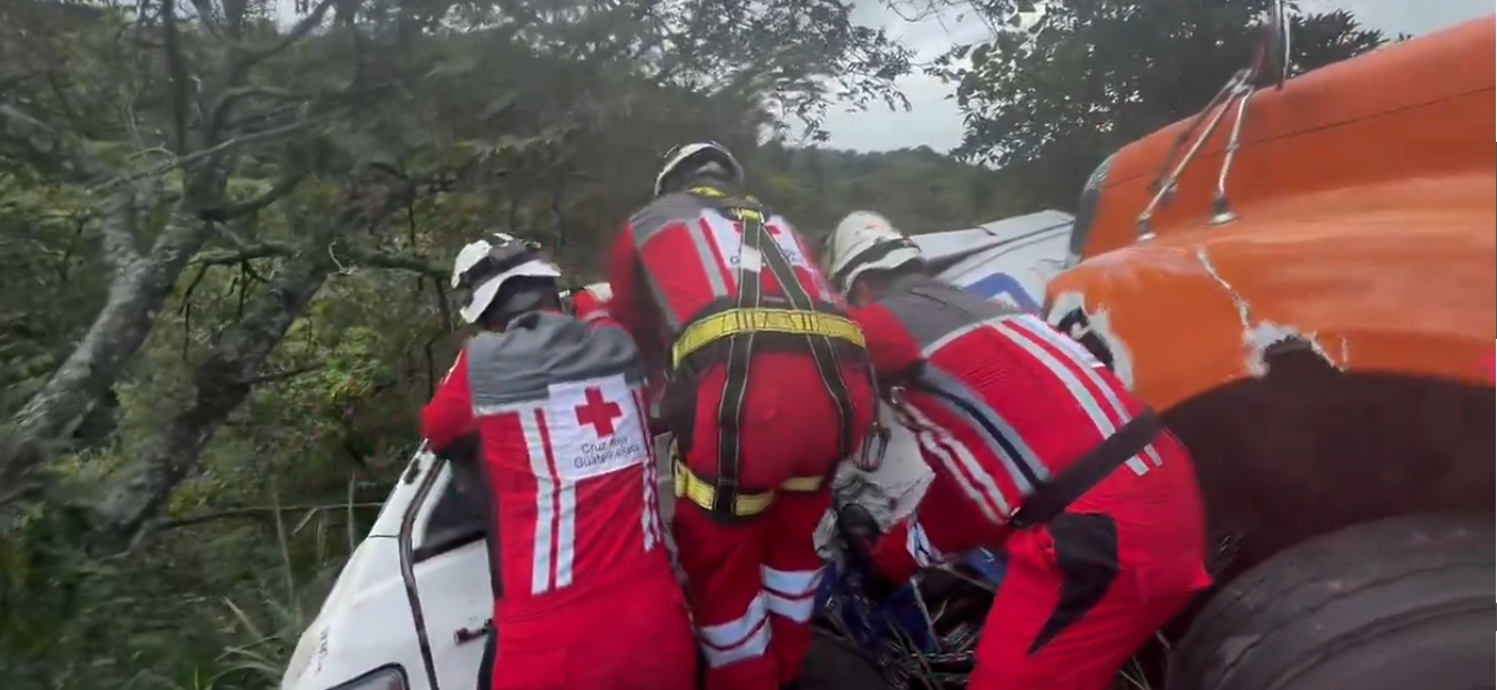 Bomberos rescatan a un hombre que quedÃ³ atrapado en un accidente entre un microbÃºs y un trÃ¡iler en la RN â 14. (Foto Prensa Libre: Cruz Roja Guatemalteca)