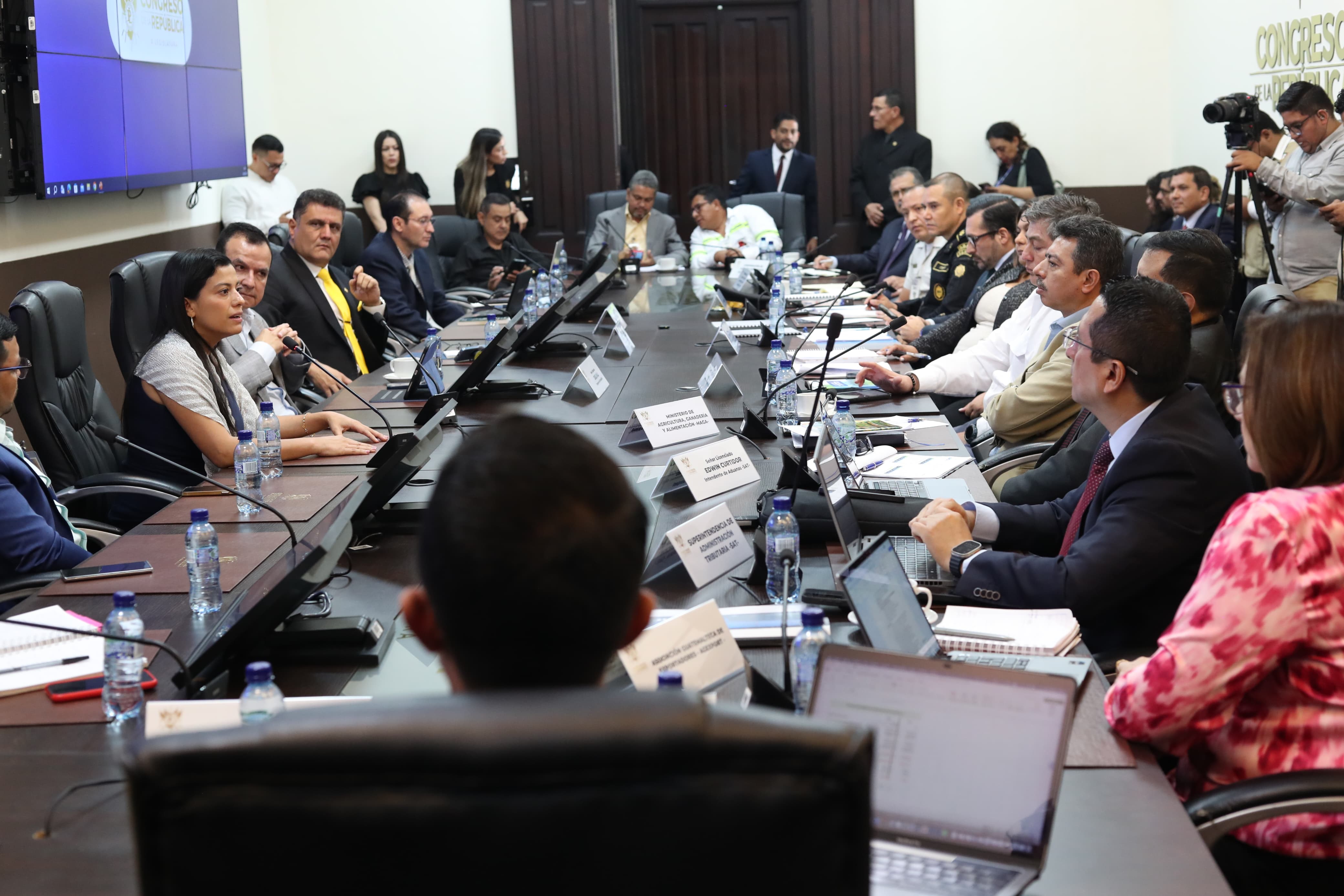 Autoridades portuarias y entidades que efectúan revisiones en esos recintos acudieron a la reunión en la Comisión de Transparencia del Congreso el lunes 26 de agosto. (Foto, Prensa Libre: Esbin García).