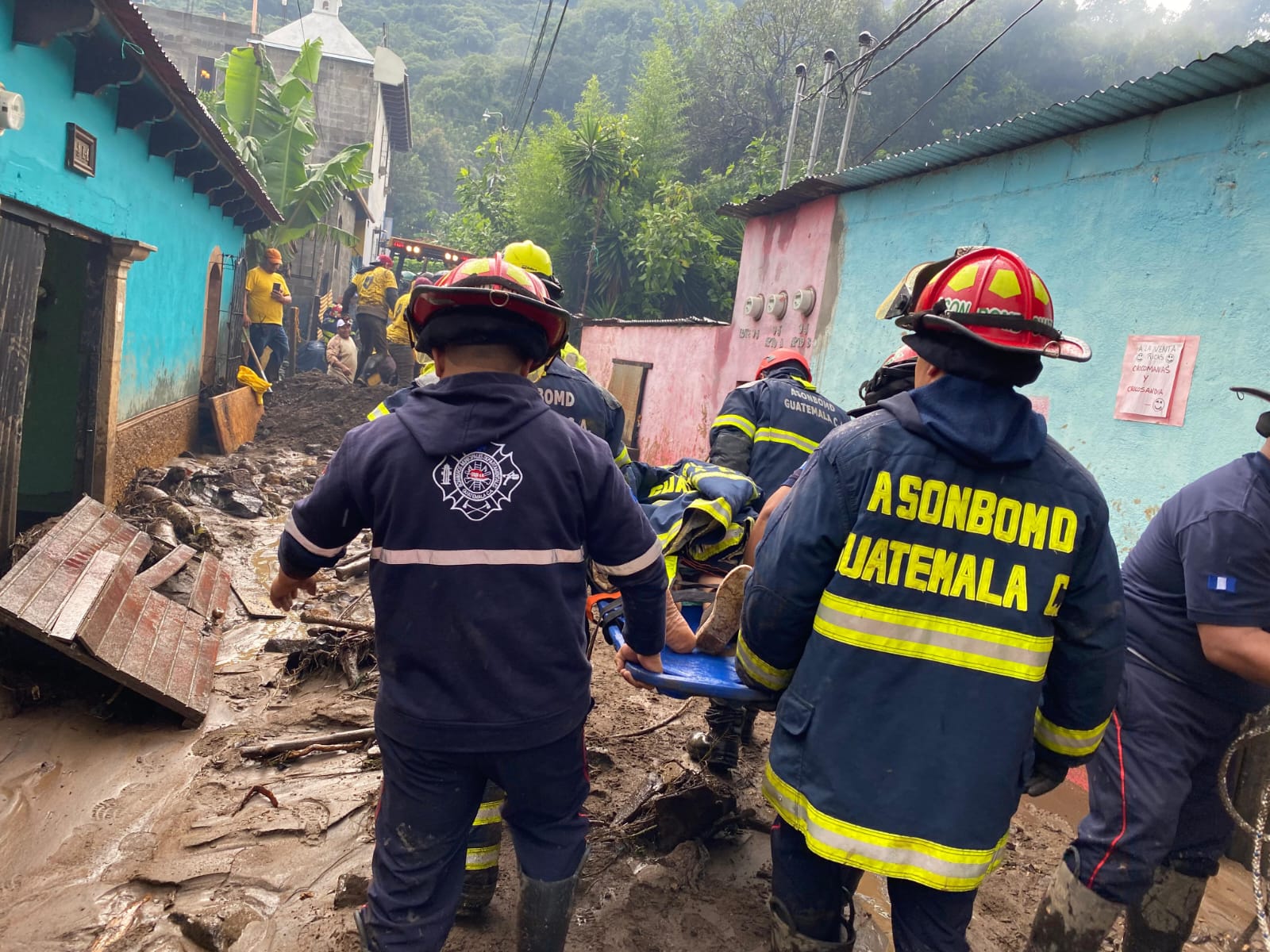 Socorristas ayudan a vecinos a evacuar debido a las lluvias a vecinos de La Rinconada, Jocotenango, Sacatepéquez. (Foto Prensa Libre: Conred)