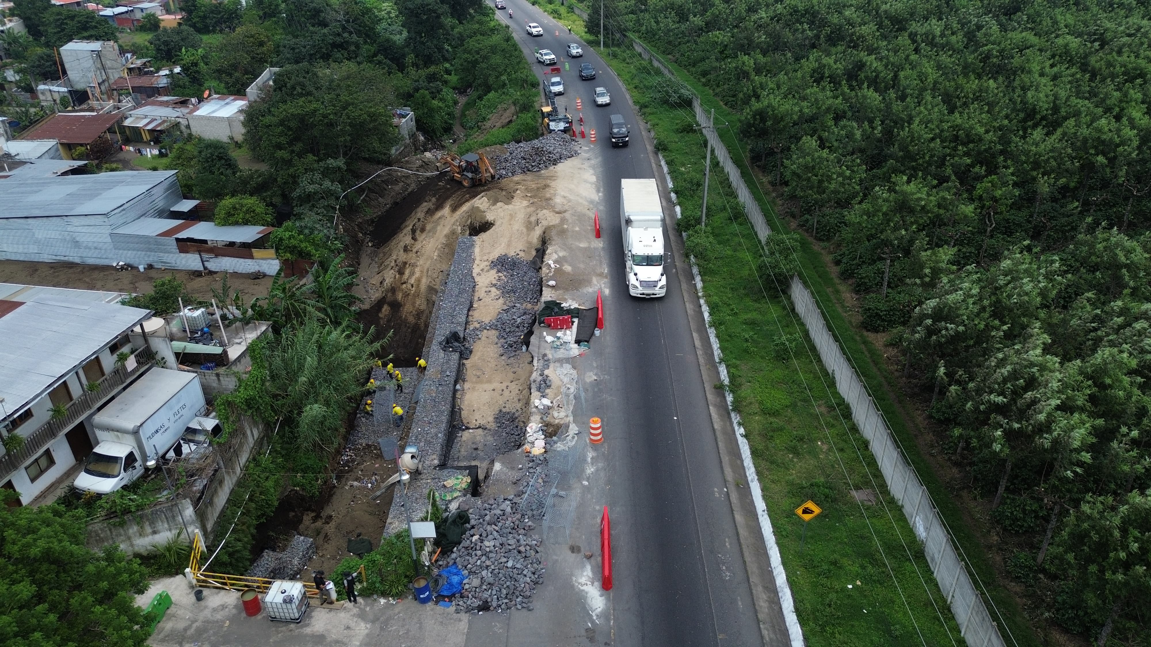 La Ruta Nacional 14 ha sido insuficiente para atender la carga vehicular luego del hundimiento en la autopista Palín – Escuintla. (Foto Prensa Libre: O. Vásquez)