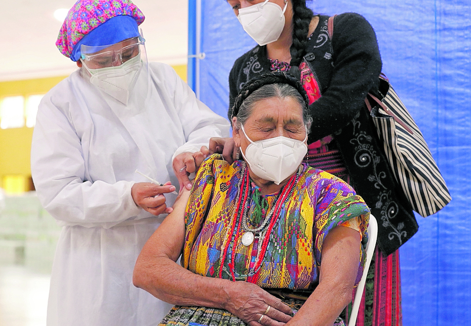 Centro de vacunación a personas de  la tercera edad en San Juan Sacatepéquez,  María Lucrecía Suruy  de 83 años,  durante su vacunación para prevenir el contagio de Covid -19. 




Fotografía  Esbin Garcia 11-05-21