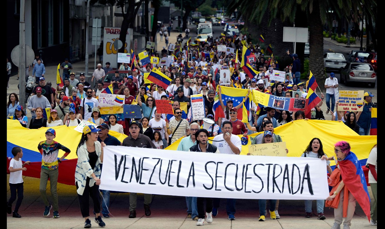 Venezolanos  protestan en Ciudad de México contra los resultados de Venezuela que favorecieron al oficialismo. (Foto Prensa Libre: AFP)