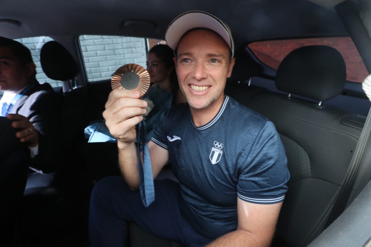 Jean Pierre Brol mostrando con una sonrisa su medalla de bronce.