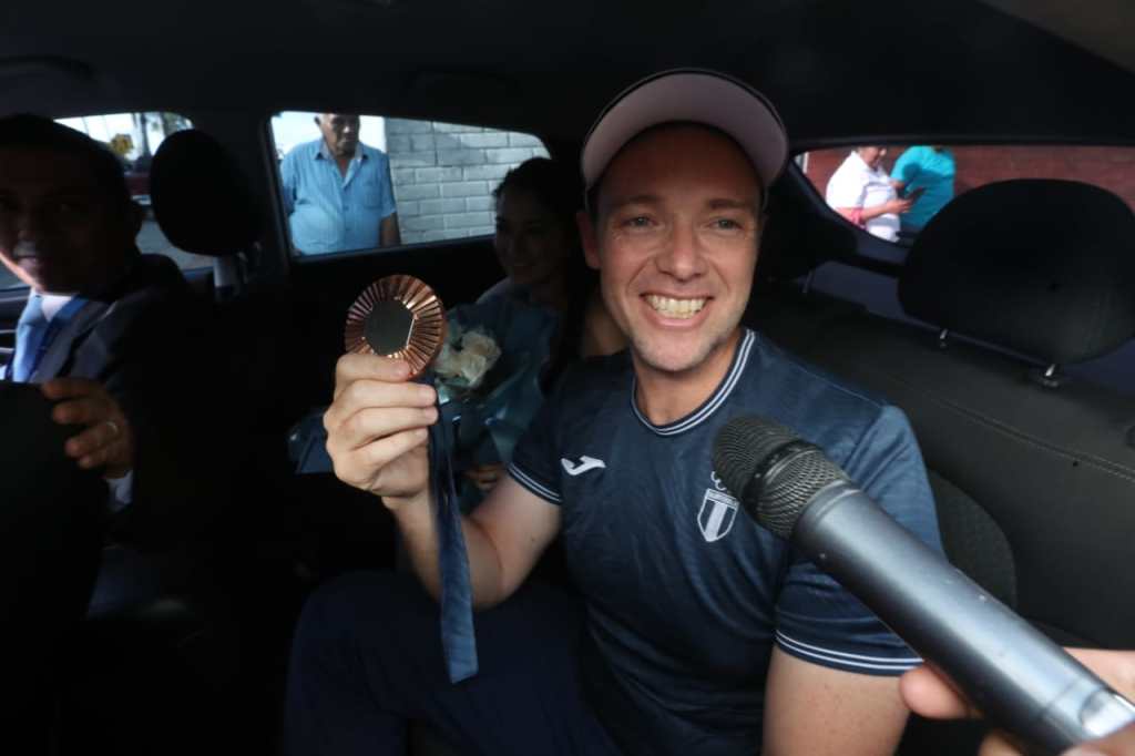 Jean Pierre Brol saliendo orgulloso con su presea de bronce.