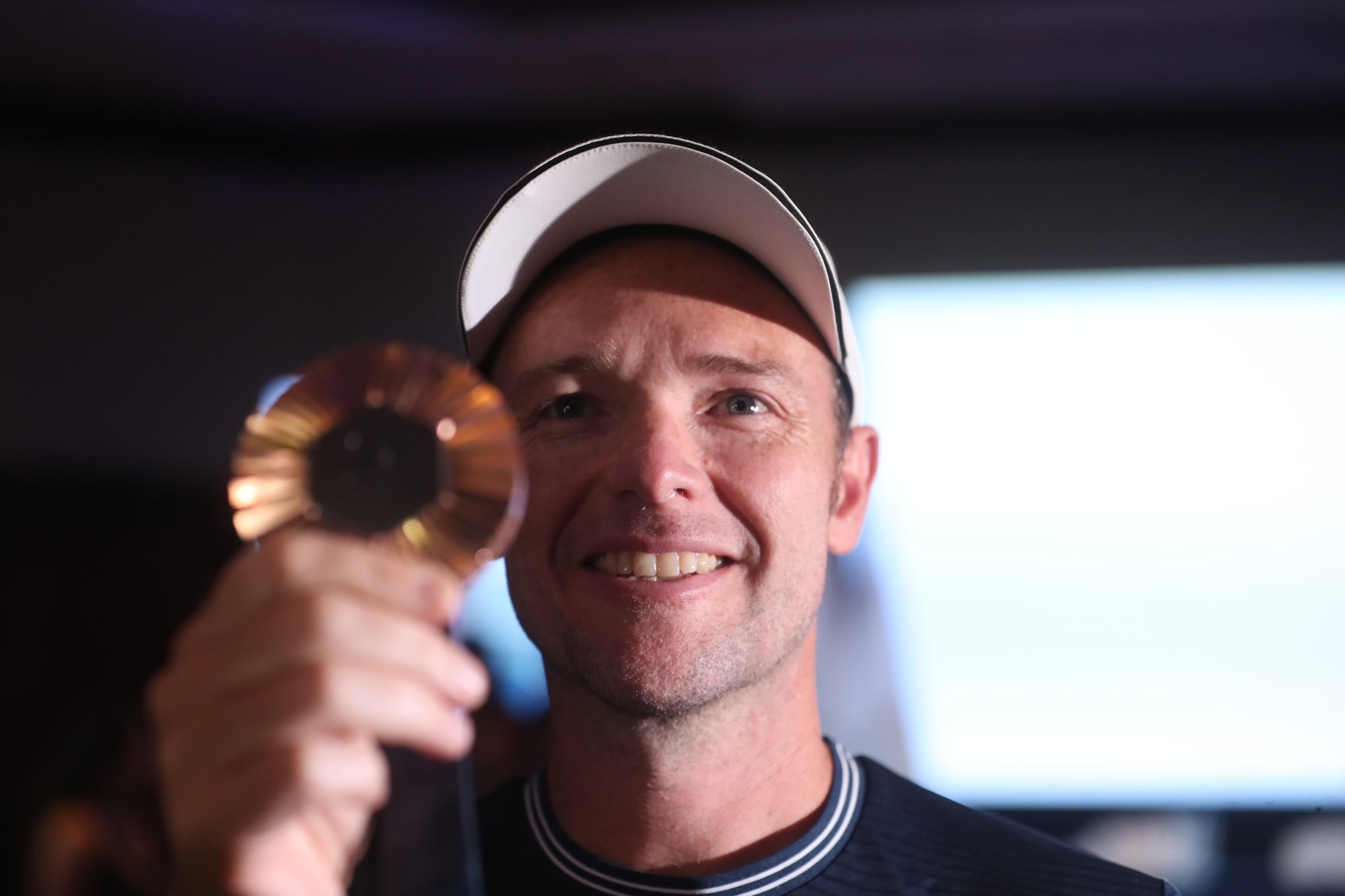 Jean Pierre Brol sonriente enseñando la medalla de bronce obtenida en París 2024.'