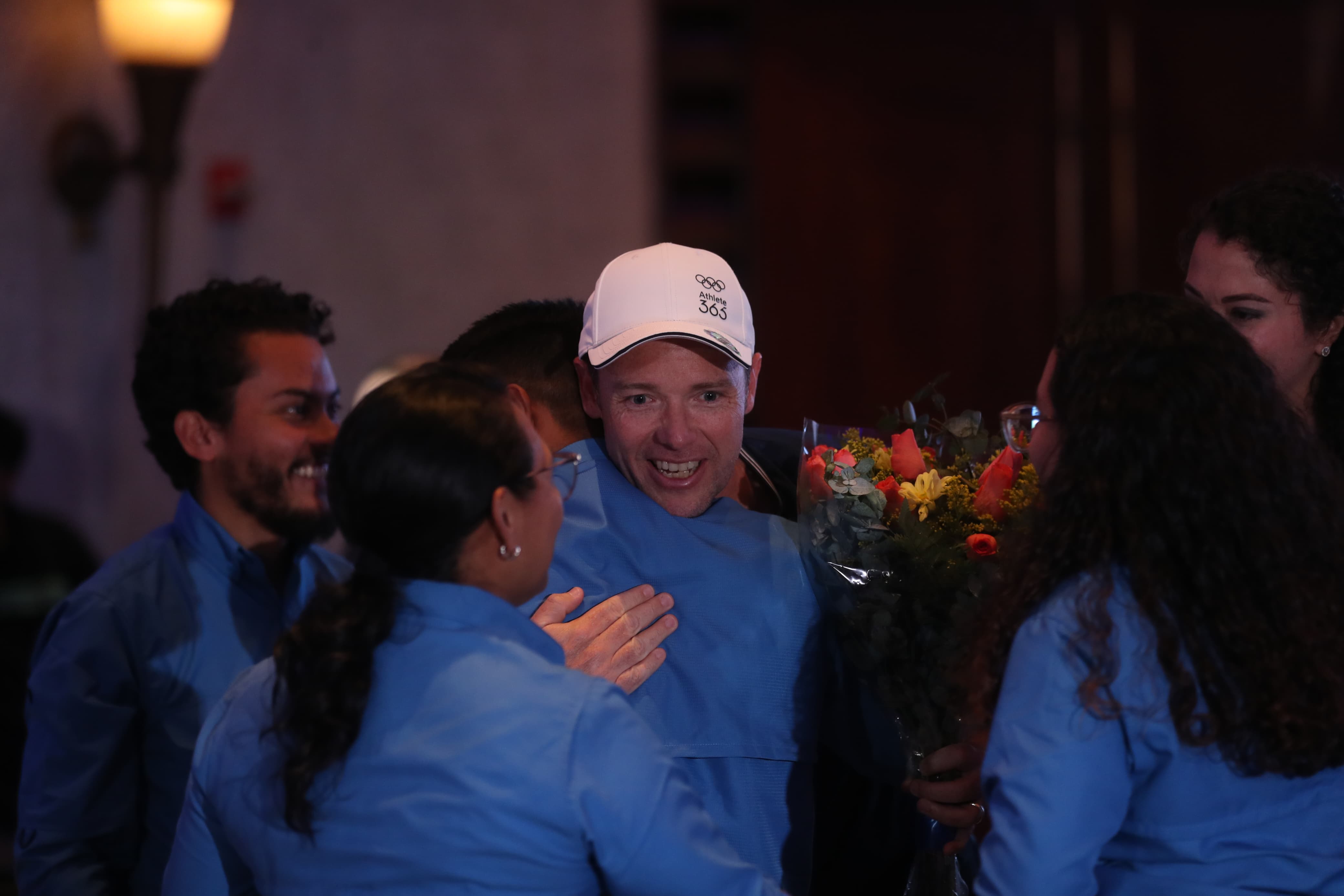 Jean Pierre Brol siendo abrazado por familiares y amigos antes de ser homenajeado en el Hotel Intercontinental.'