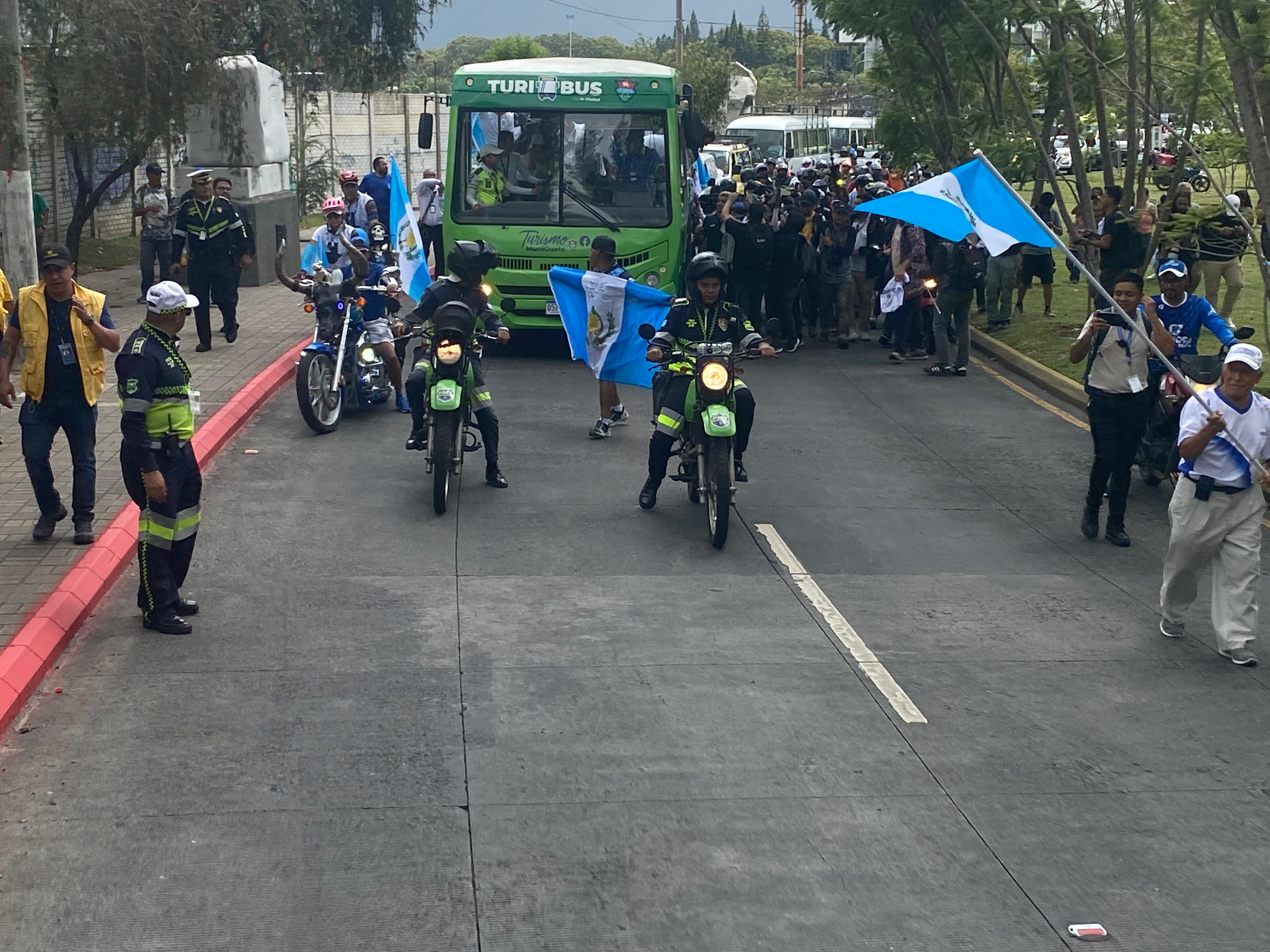 Así se ve el paso de la caravana de los atletas guatemalteco.'