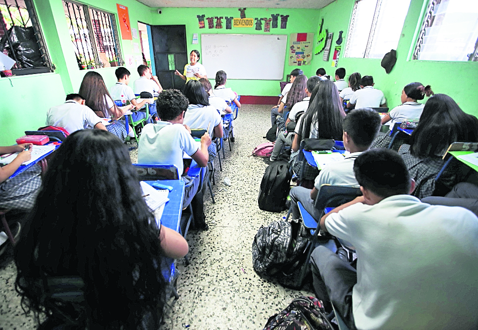 El Instituto IMEBCE ubicado en Pachalum QuichÃ©, ofrece clases en jornada matutina y vespertina. Una gran parte de los alumnos esperan cerrar el plan bÃ¡sico de estudios para despuÃ©s migrar a los Estados unidos. con una extensiÃ³n de 100 kilometros y una poblaciÃ³n de poco mÃ¡s de 9mil habitantes, Pachalum es uno de los municipios con mas registro de personas que migran a los Estados Unidos.foto Carlos HernÃ¡ndez06/06/2023