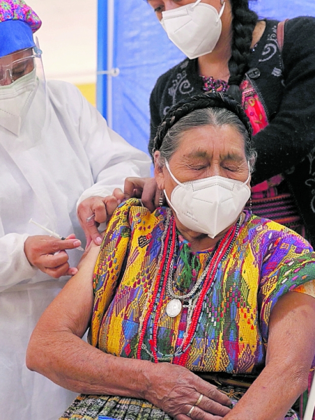 Centro de vacunación a personas de la tercera edad en San Juan Sacatepéquez, María Lucrecía Suruy de 83 años, durante su vacunación para prevenir el contagio de Covid -19.