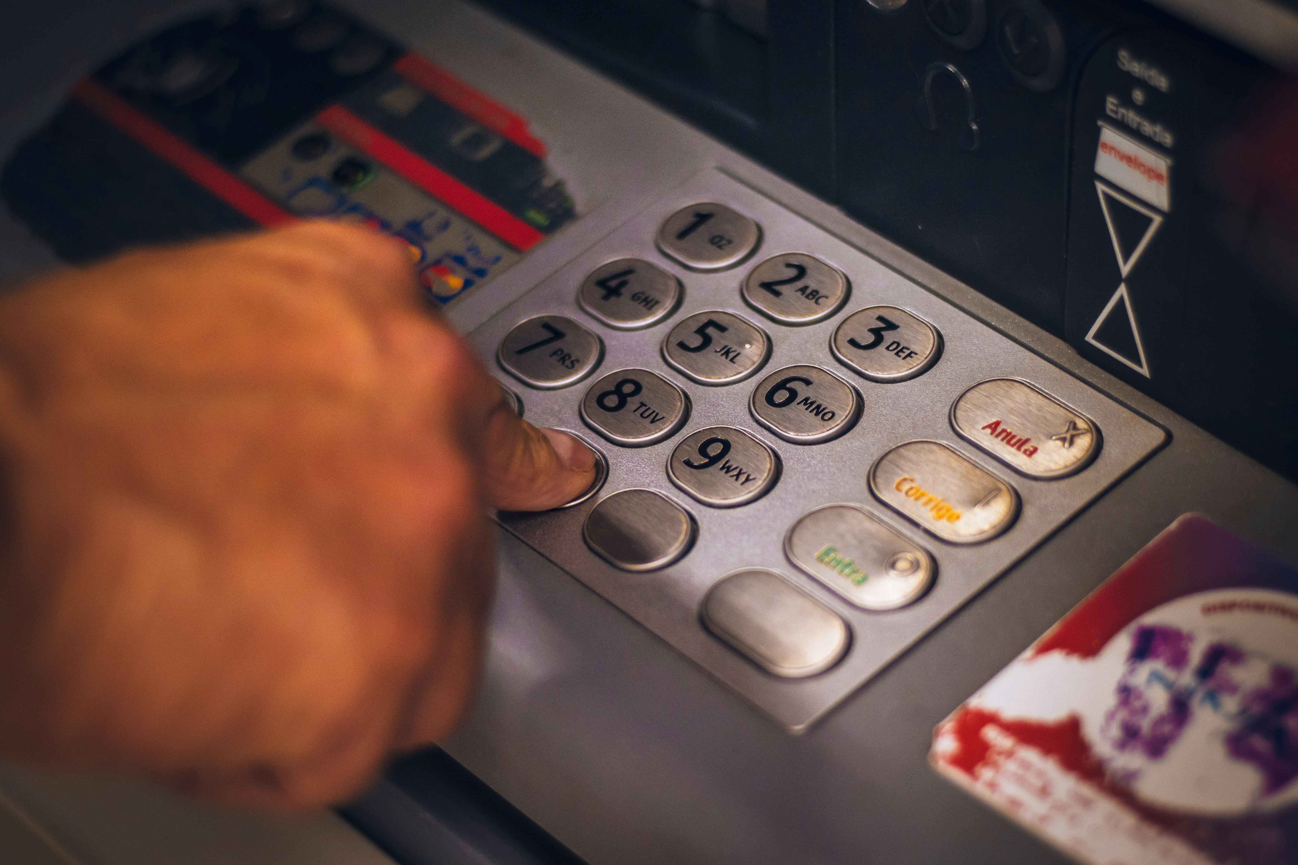 Los bancos del sistema tendrán horario especial por el asueto de la Virgen de la Asunción en la capital. (Foto de referencia. Prensa Libre: Unsplash)