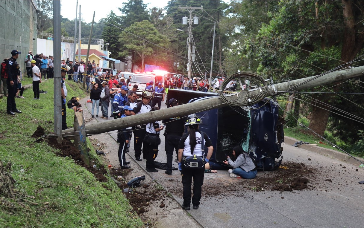 Tres personas fallecieron y una más quedó herida en un accidente de tránsito registrado en San José Pinula. (Foto: Bomberos Voluntarios)