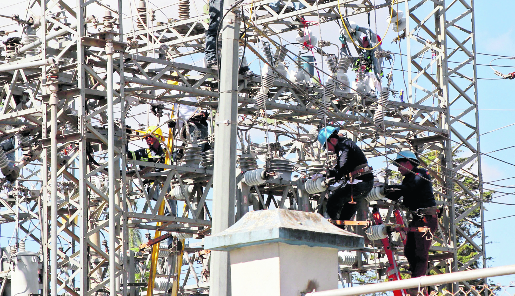 Realizan mantenimiento a la red eléctrica de cinco municipios para evitar fallas durante fenómenos naturales
Más de 27 mil usuarios de energía eléctrica de los municipios de San Marcos, San Pedro Sacatepéquez, San Cristóbal Cucho, San Lorenzo y San Antonio Sacatepéquez permanecen sin el servicio desde las 8 horas cuando personal del Instituto Nacional de Electrificación (Inde), inició trabajos de mantenimiento en la red de 69 mil voltios.
“Se está realizando limpieza del transformador y línea de 69 mil voltios y mantenimiento de toda la estructura de la sub estación San Marcos, que va desde limpieza, cambio de transformadores, cambio de líneas, formatos y monitores para que l suministro sea fluido de aquí en adelante”, comentó uno de los trabajadores del Inde.
Por su parte personal de la empresa eléctrica municipal de San Pedro Sacatepéquez y San Marcos, aprovechó para realizar mantenimiento a la red principal que abastece a los usuarios que ha presentado daños derivados de los sismos y vientos de los frentes fríos. 
“Se están trabajando las tres líneas que generan a todo el municipio y le estamos dando un ajuste para que en el momento que existan movimientos telúricos, vientos y lluvias no existan fallas y nos dejen sin energía eléctrica”, explicó Leonardo Velásquez vocero de la empresa eléctrica.
Los usuarios tuvieron que prepararse con plantas eléctricas para evitar pérdidas económicas por la suspensión del suministro ya que San Pedro Sacatepéquez, es un municipio cien por ciento comercial y algunos productos podrían perderse por los trabajos de mantenimiento.
“La empresa eléctrica paso dejando avisos para que nos preparáramos porque iban a suspender el servicio y nosotros que tenemos productos perecederos tuvimos que alquilar plantas generadoras de energía eléctrica para que no perdamos el producto y más cuando es día de plaza como hoy martes”, comentó el comerciante Miguel Ángel Fuentes.