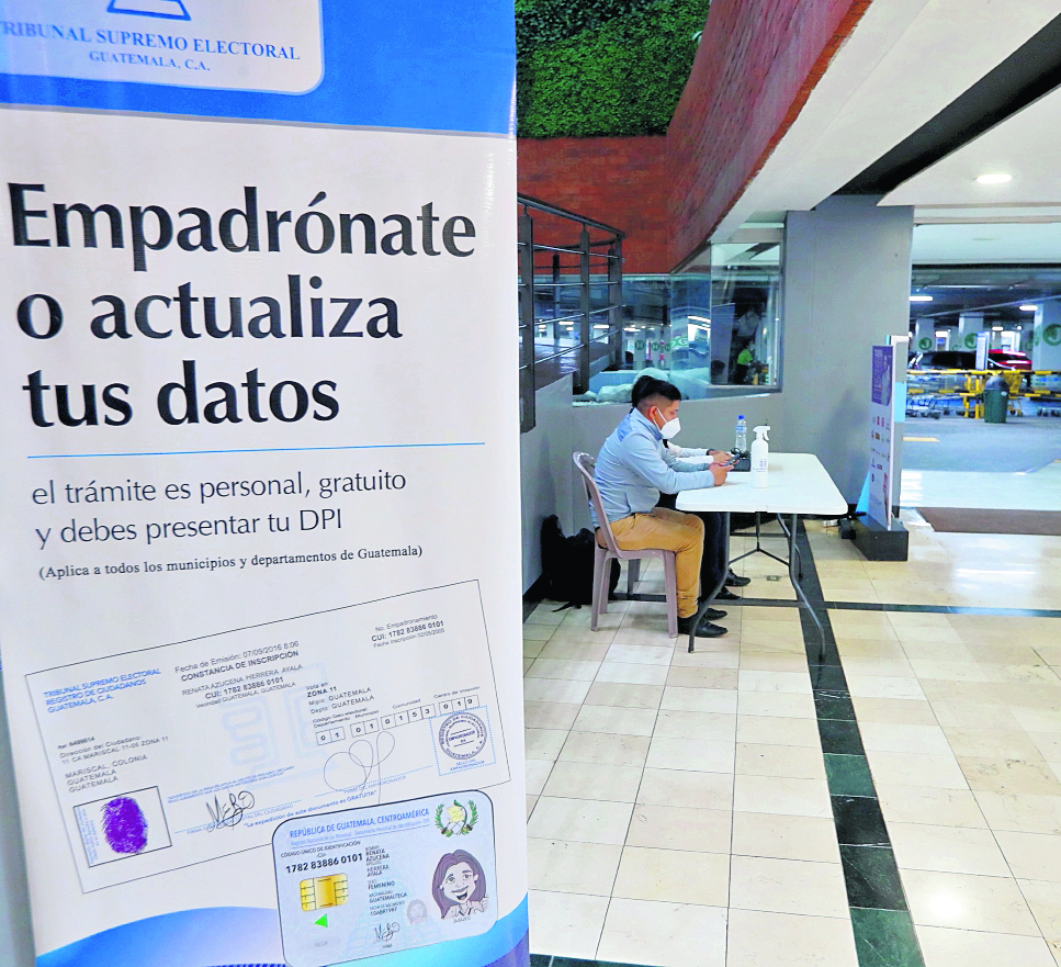 En el centro de empadronamiento del tribunal supremo electoral ubicado en el centro comercial Escala no llegan muchas personas a realizar su tramite de empadronamiento o actualización de datos.

Fotografía: Erick Avila.     Fecha: 26/06/2022.