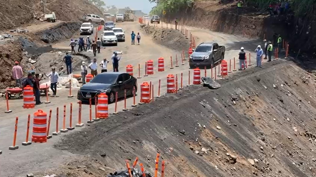 Paso habilitado 20 minutos por lado en km 44 autopista PalÃ­n-Escuintla. (Foto Prensa Libre: Enrique Paredes)