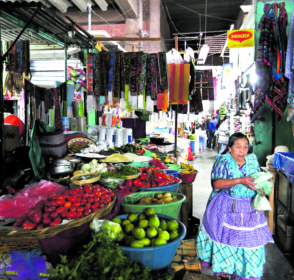 Cansados de la delincuencia los comerciantes de los mercados La Democracia y centro comercial de la zona 1, piden acciones inmediatas para evitar que aumenten los hechos delictivos que afectan el patrimonio y ponen en riesgo su integridad fÃ­sica.Los vendedores indican que en dos ocasiones se reunieron con el gobernador Julio QuemÃ©, sin embargo, pese a que se les prometiÃ³ constantes patrullajes de los agentes de la PolicÃ­a Nacional Civil no han cumplido.Asaltos a vendedores y compradores, saqueos a comercios, aumentos de personas indigentes durmiendo en las esquinas de los mercados y acumulaciÃ³n de basura, son algunos de los principales problemas en mercados.Carlos Coyoy, vendedor del mercado La Democracia, refiriÃ³ que urge que llegue a Xela una unidad de la PolicÃ­a de Mercados (Polimerc), por el aumento de la delincuencia. âEstamos preocupados porque es nuestro lugar de trabajo, y a este lugar vienen muchas personas a adquirir sus productos, porque los precios son mejores y asÃ­ cooperamos con la economÃ­a familiar; sin embargo, si hay inseguridad afecta a todosâ, indicÃ³ Coyoy.Otros arrendatarios indicaron que los agentes de la PNC solo llegaron unos dÃ­as y despuÃ©s se ausentaron, por eso exigen respuesta inmediata y que tomen con responsabilidad su funciÃ³n.