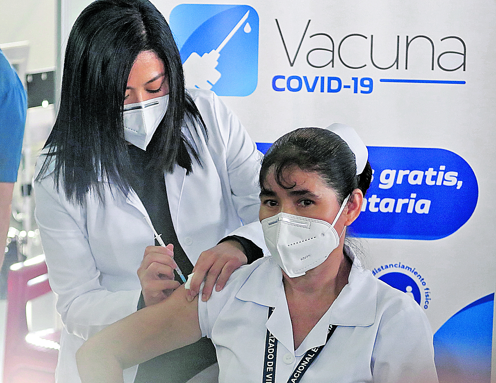 PRIMERAS VACUNAS CORONAVIRUS. Jueves 25 de febrero llegaron a Guatemala las primeras vacunas contra el Coronavirus donadas por Israel. En total, se donaron 5 mill vacunas que representa la vacunación de 2500 personas. Las vacunas llegaron en horas de la mañana al Aeropuerto La Aurora, para luego ser trasladadas al Centro Nacional de Biológicos y ya ahí, se hizo la repartición para los 4 hospitales del departamento de Guatemala. Luego, en horas de la tarde, se vacunaron a las primeras personas de la primera línea. En la imagen, Proceso de vacunación a las primeras personas. Magdalena Guevara González, primera persona en ser vacunada en Guatemala.

Juan Diego González.  250221