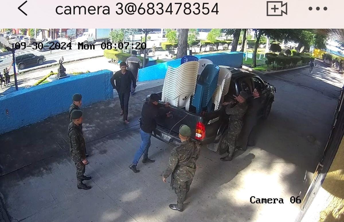 La presencia militar en el Centro Intercultural y Deportivo de Quetzaltenango generó dudad en la población, pero el Ministerio de la Defensa dijo que se trató de una invitación a un acto protocolario. (Foto Prensa Libre: Cortesía)