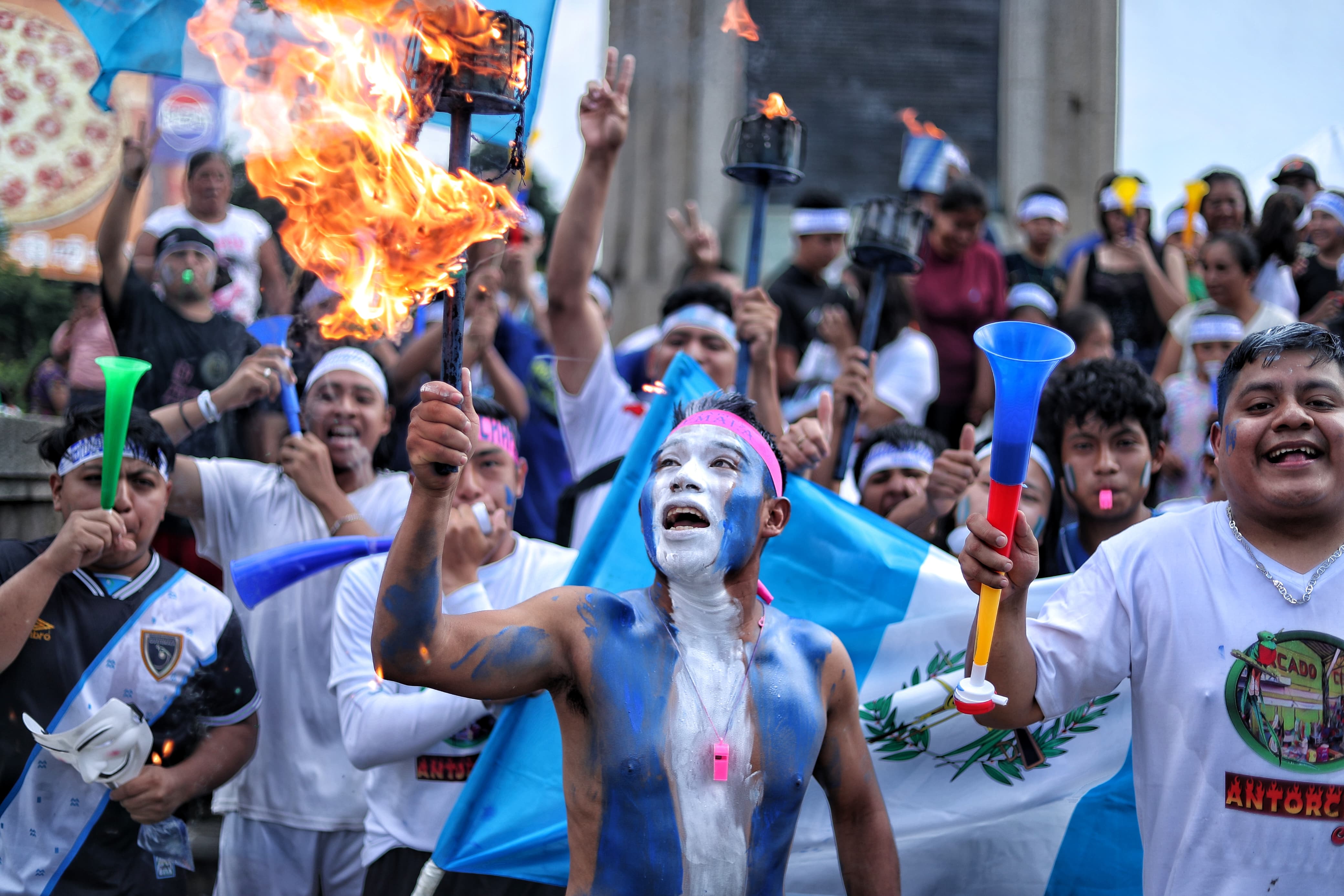 El fervor patrio se evidenció con el recorrido de las tradicionales antorchas. (Foto Prensa Libre: Esbin García)