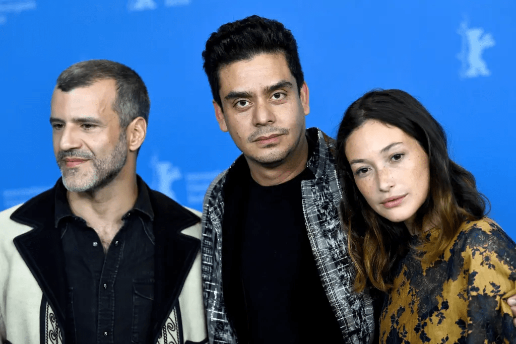 Jayro Bustamante posa junto a los actores guatemaltecos Juan Pablo Olyslager y Diane Bathen, durante la presentación de la película 'Temblores', en la 69a. edición del festival Internacional de Cine de Berlín, Alemania. (Foto Prensa Libre: EFE)