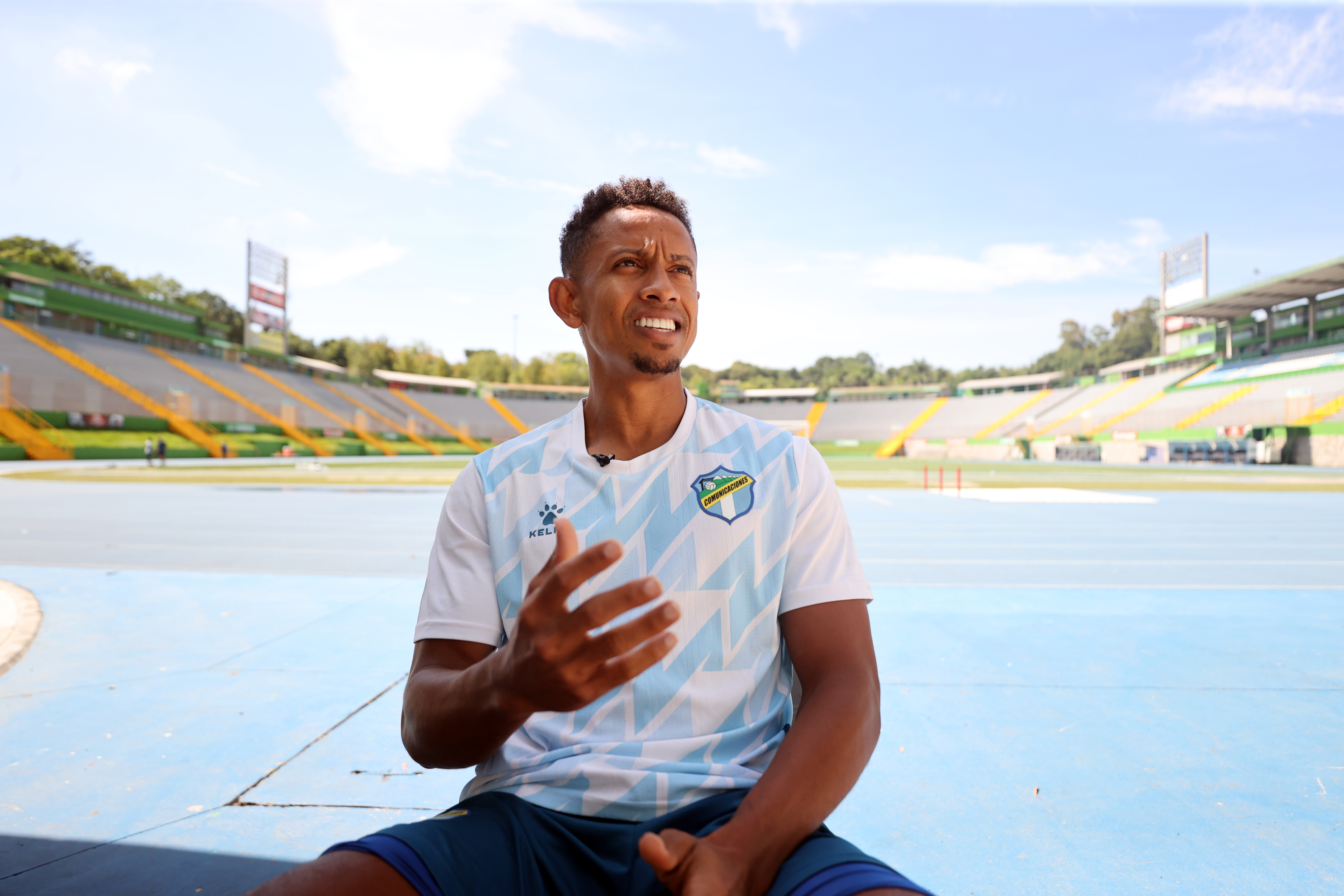 Fotografía del 30 de agosto de 2024 del futbolista colombiano José Corena Barboza durante una entrevista con EFE.