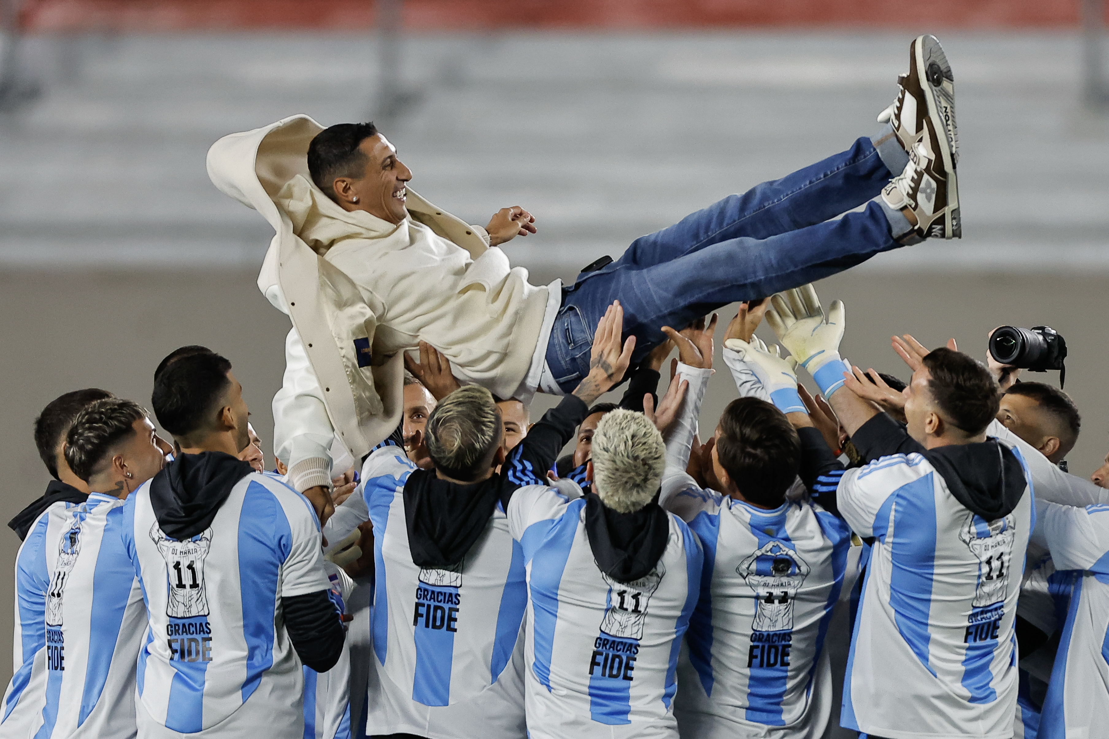 Jugadores de Argentina lanzan a Ángel di María previo al partido de las eliminatorias sudamericanas para el Mundial 2026.