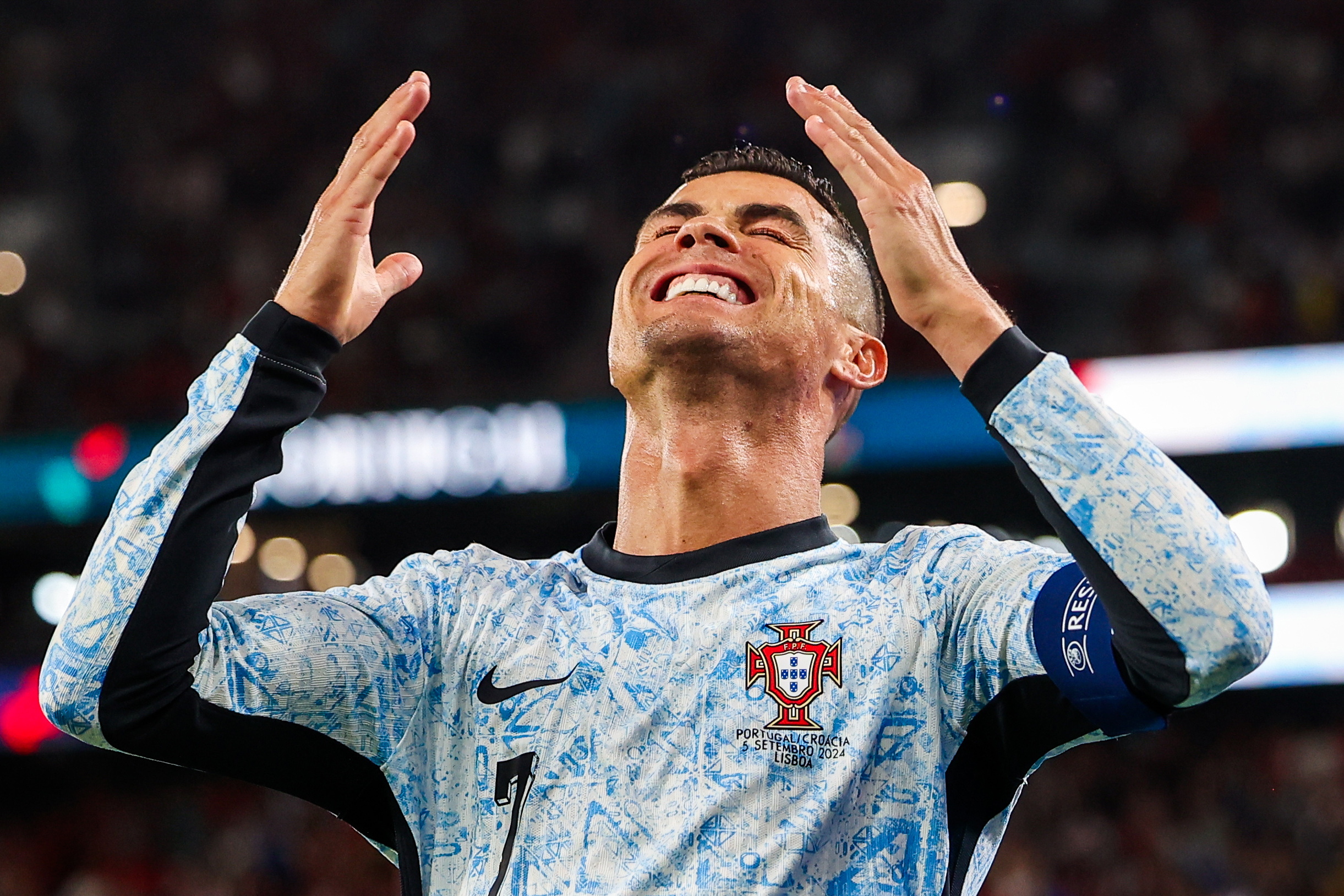 Cristiano Ronaldo de Portugal celebra el gol del 2-0, y su gol número 900 de su carrera.