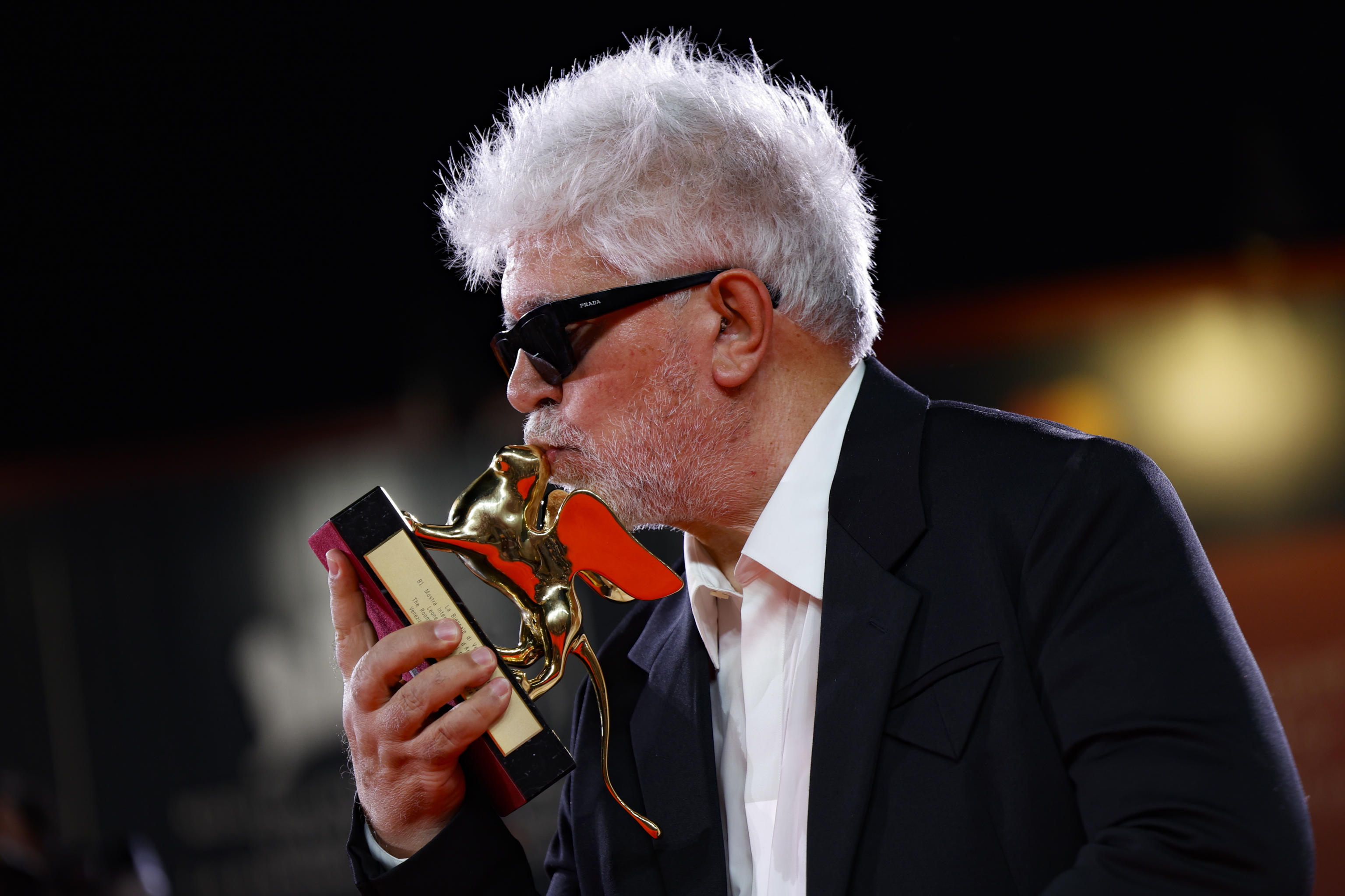 Almodóvar cumple 75 años en un momento dulce, con un León de Oro y un Premio Donostia