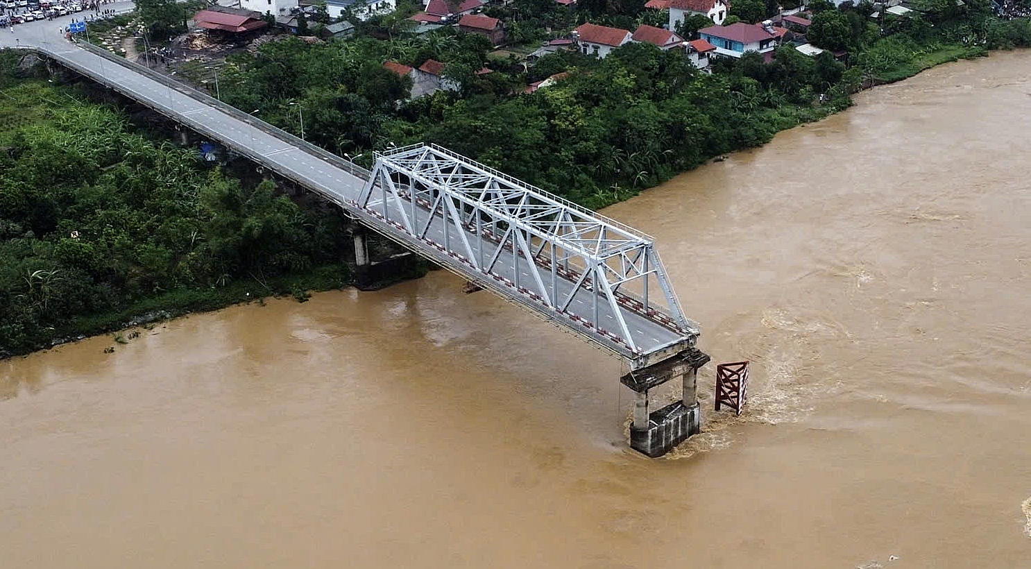 El puente Phong Chau sufrió un fuerte desplomo el pasado lunes.